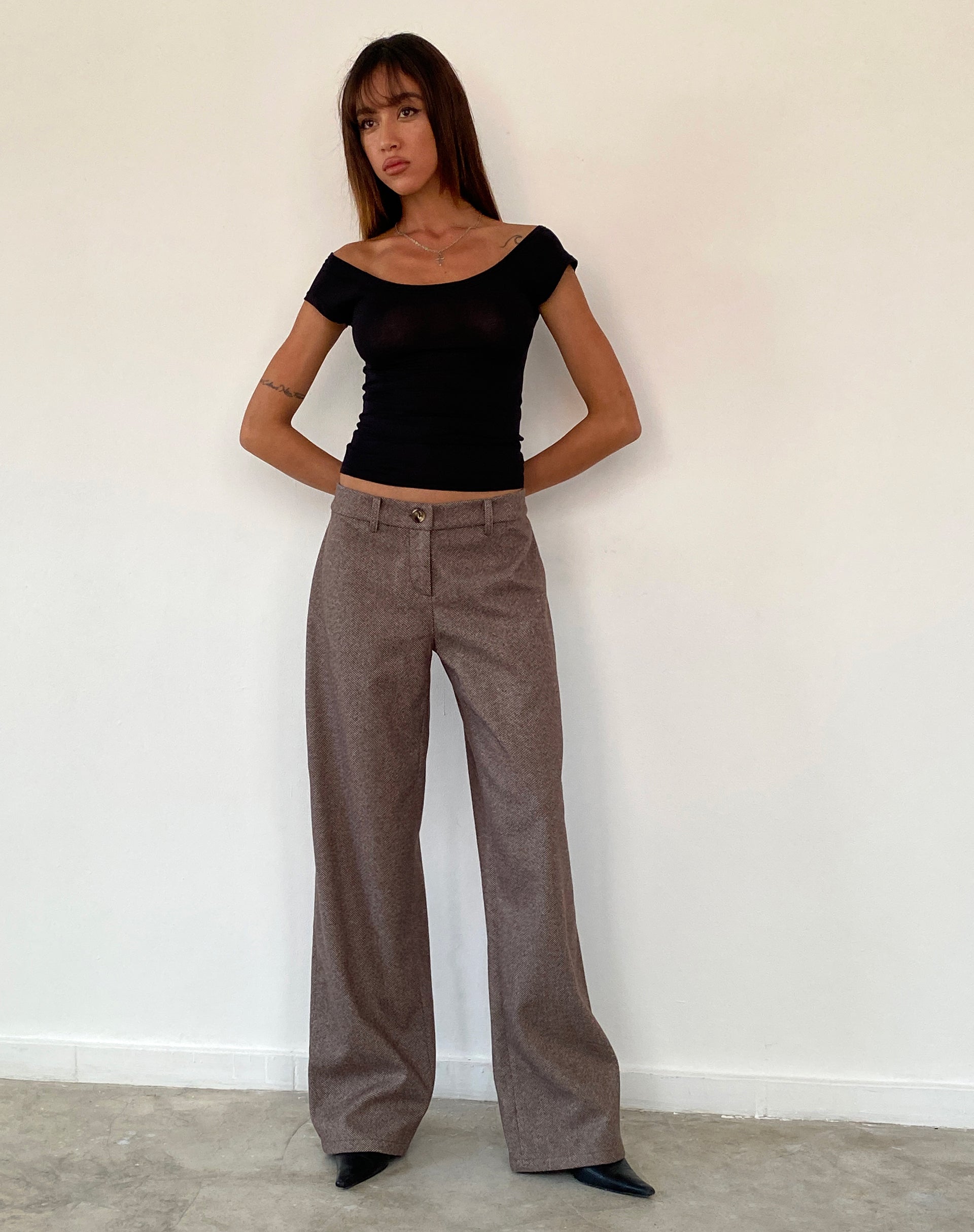 Immagine di Charya Off The Shoulder Top in nero