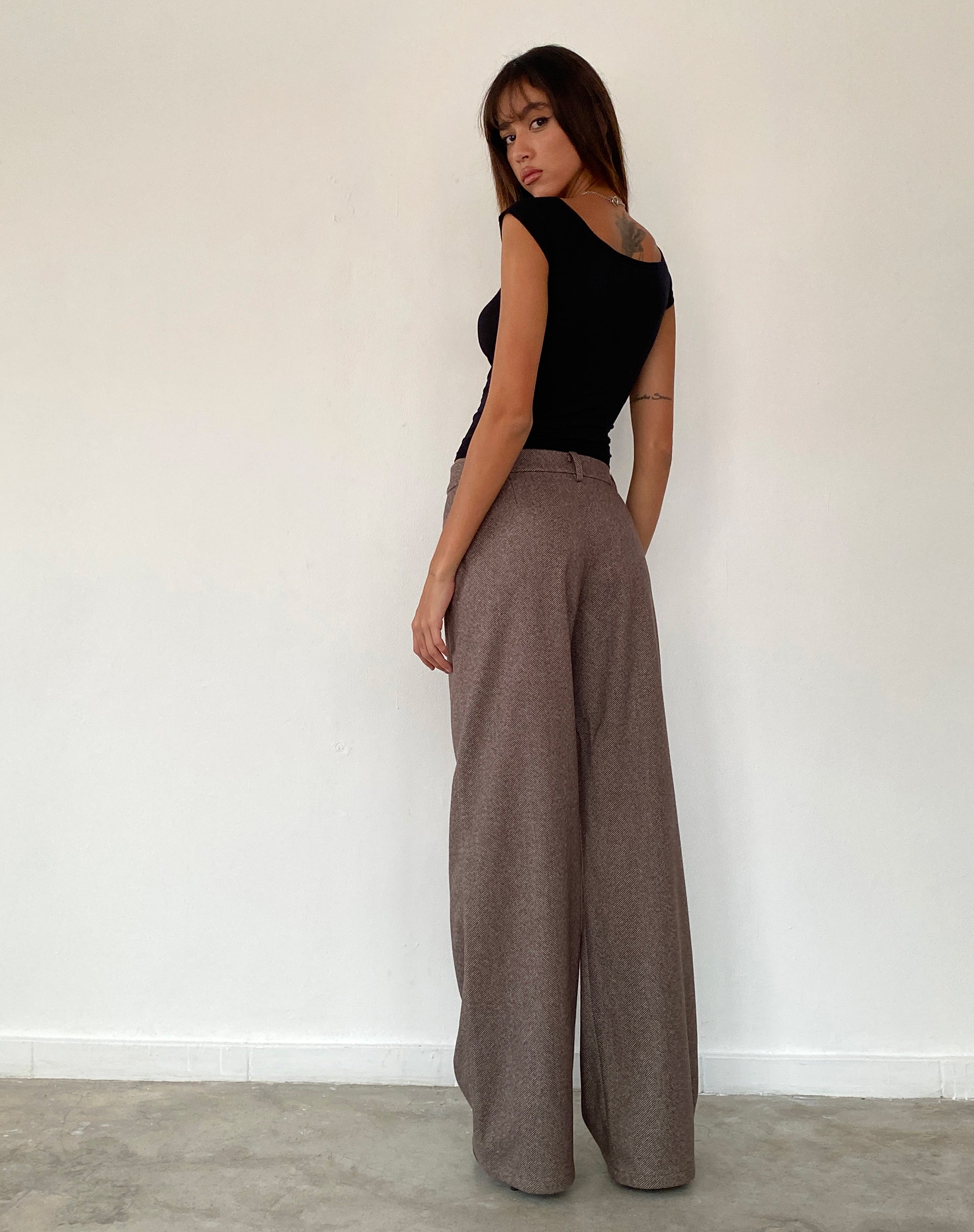 Immagine di Charya Off The Shoulder Top in nero