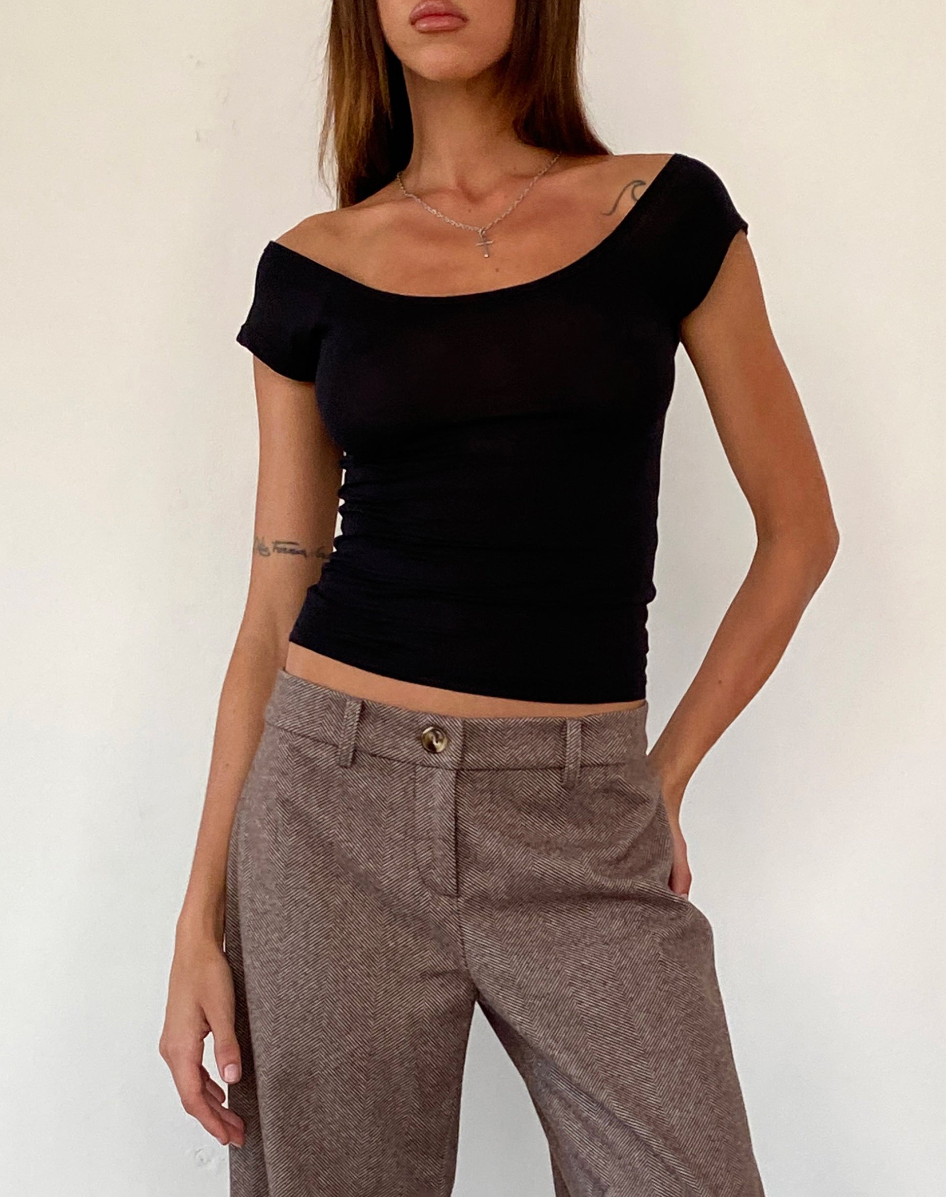 Immagine di Charya Off The Shoulder Top in nero
