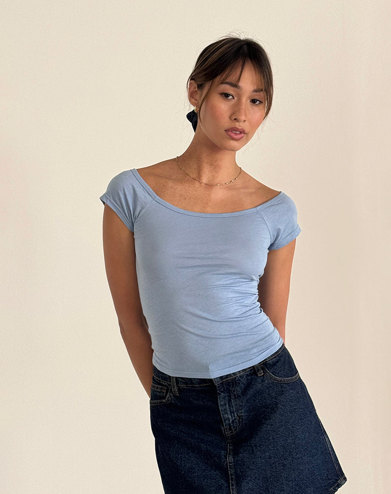 immagine di Charya Off Shoulder Top in blu Nantucket