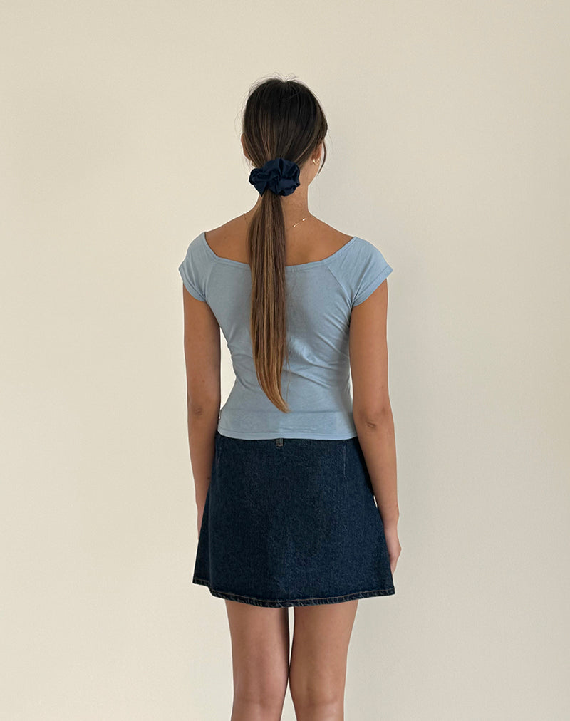 immagine di Charya Off Shoulder Top in blu Nantucket