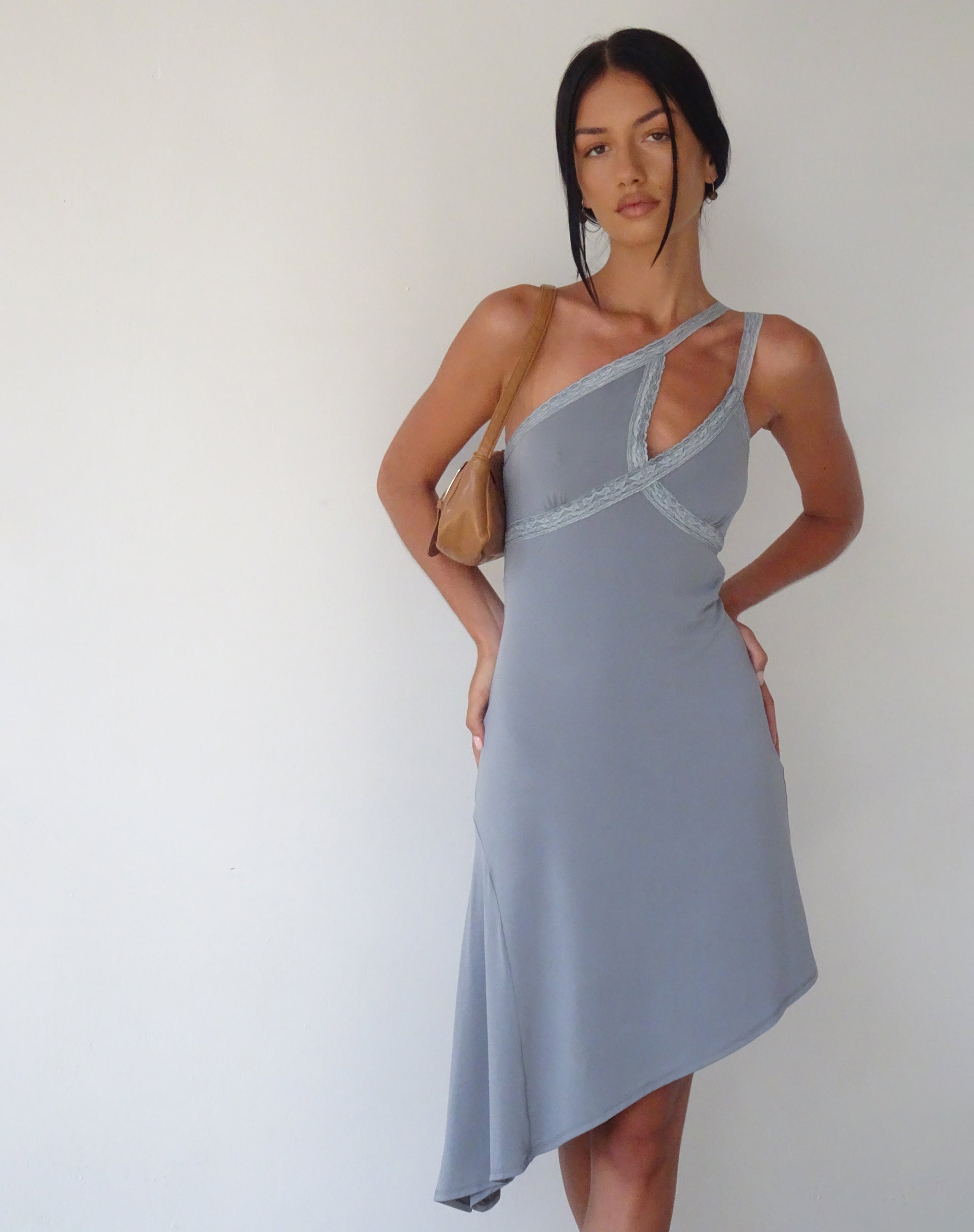 immagine di MOTEL X JACQUIE Chrissy, mini abito asimmetrico in grigio lucido