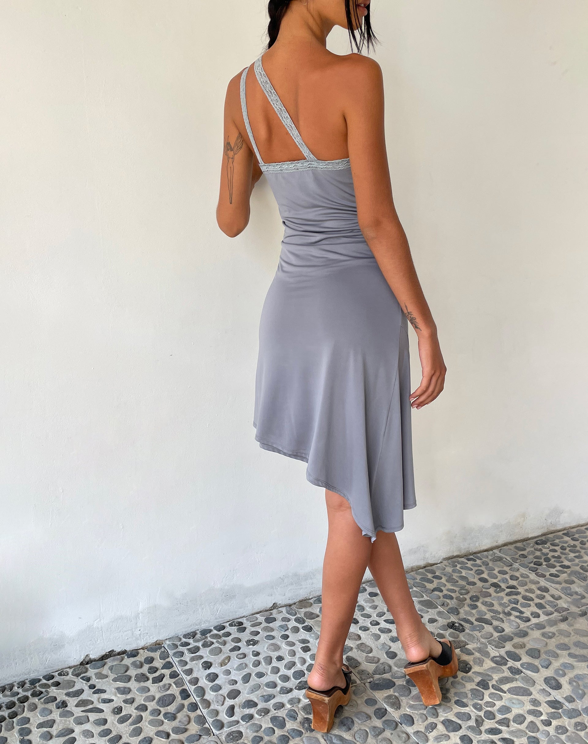immagine di MOTEL X JACQUIE Chrissy, mini abito asimmetrico in grigio lucido