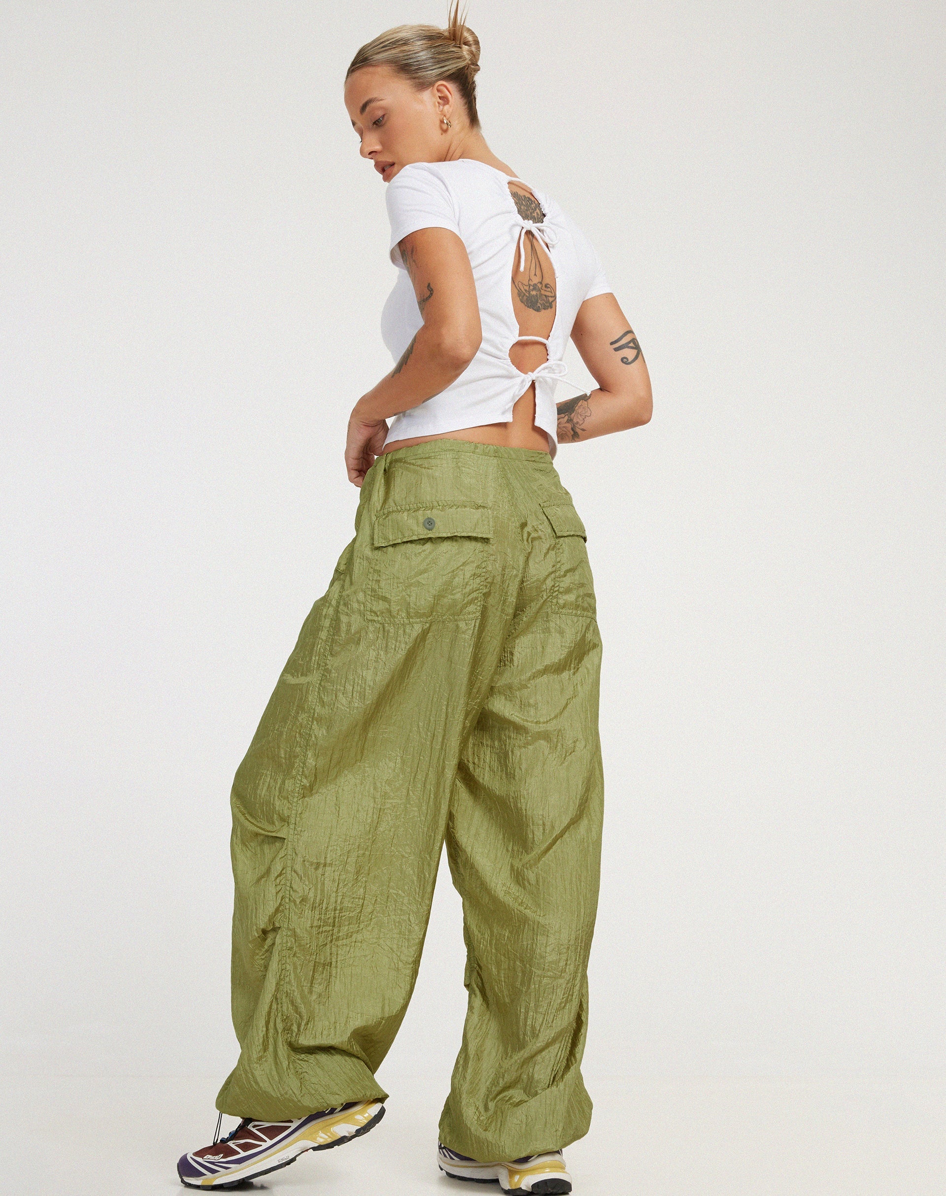 immagine del pantalone con paracadute in sottaceto