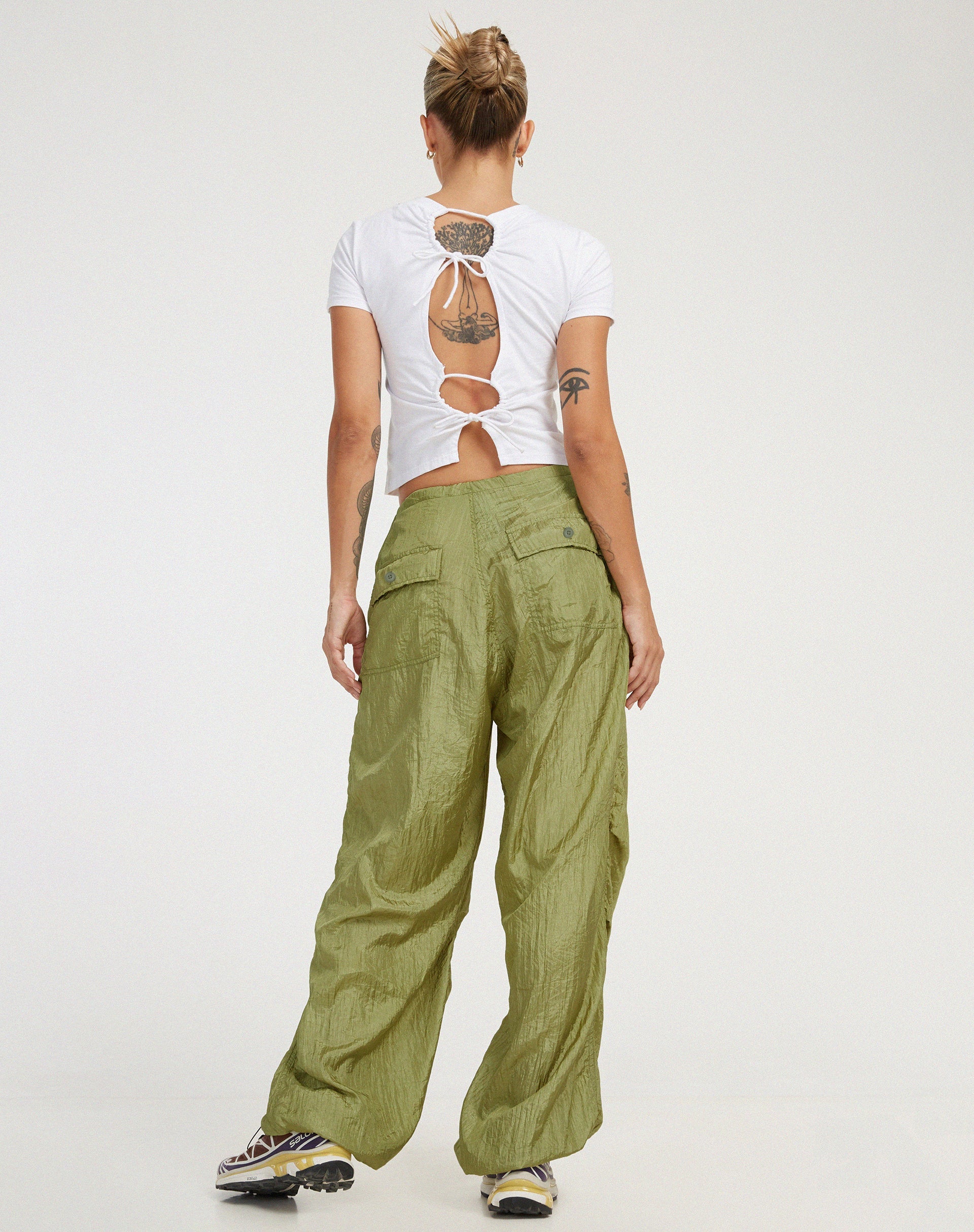 immagine del pantalone con paracadute in sottaceto