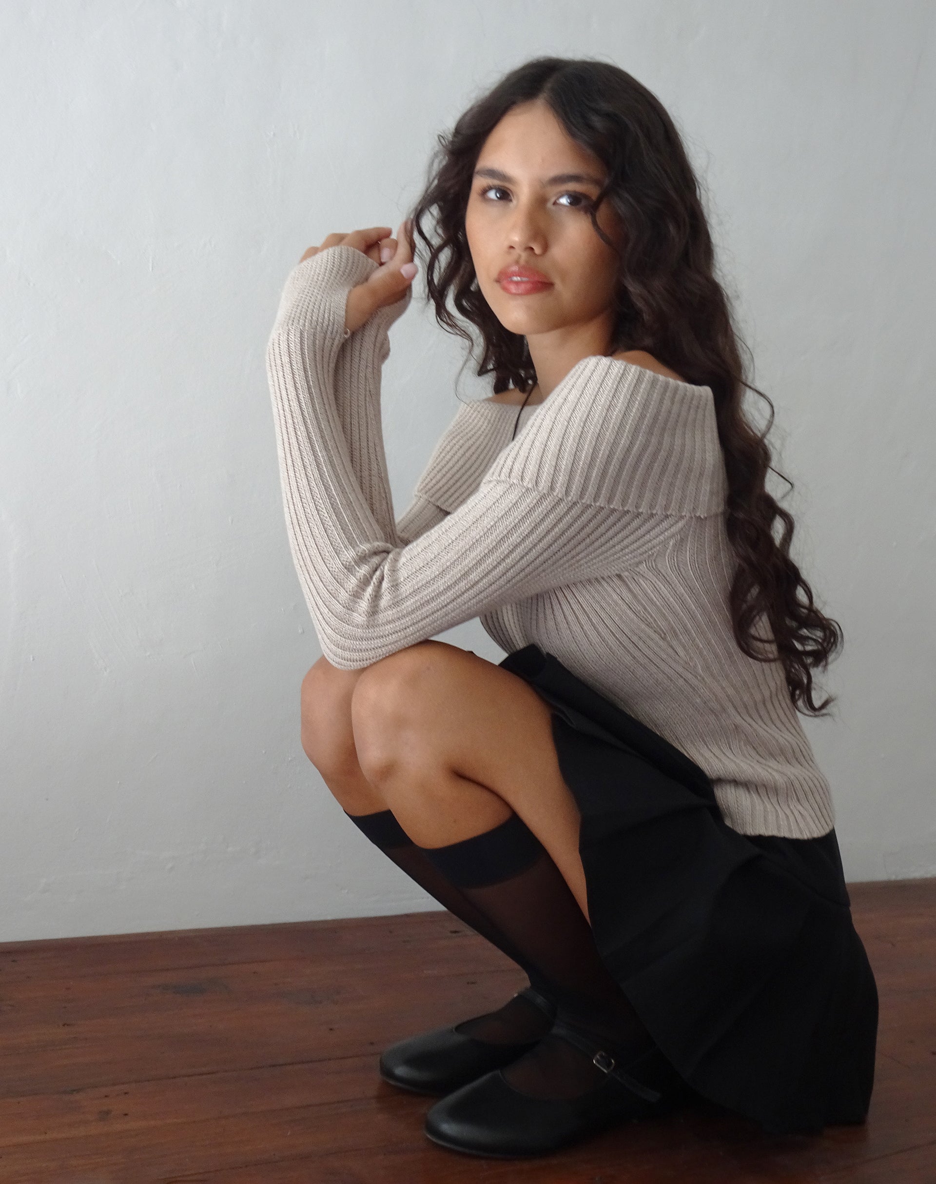 Immagine di Circe - Top in maglia a maniche lunghe off-shoulder, naturale