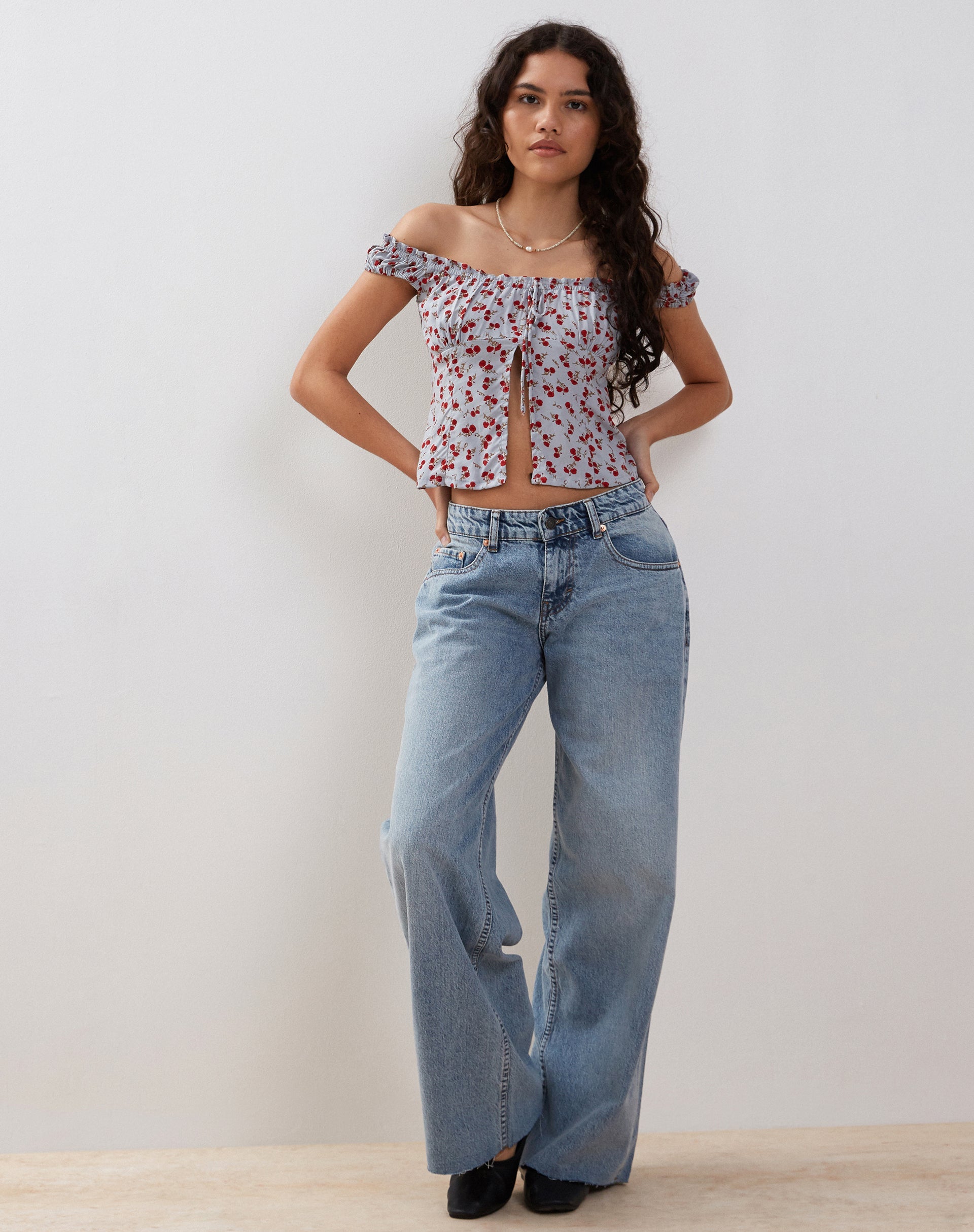 Immagine di Citra Bardot Frill Top in Blue Floral Ditsy