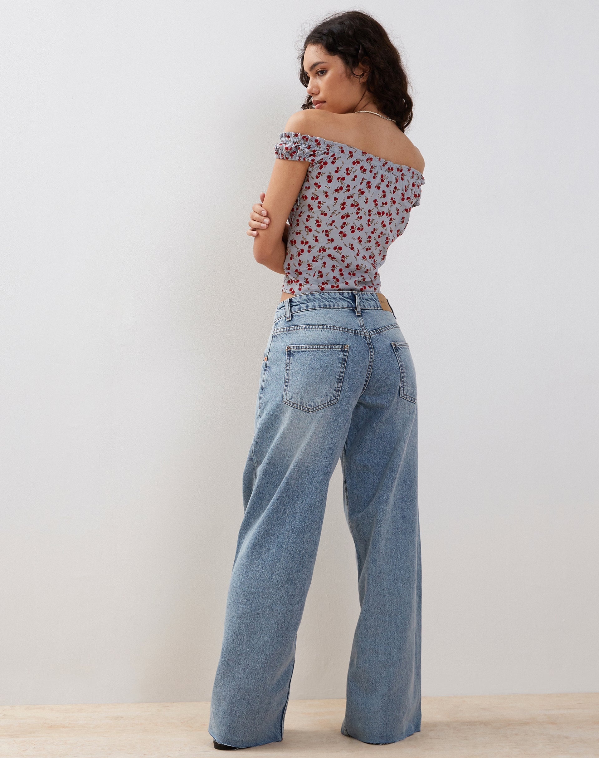 Immagine di Citra Bardot Frill Top in Blue Floral Ditsy