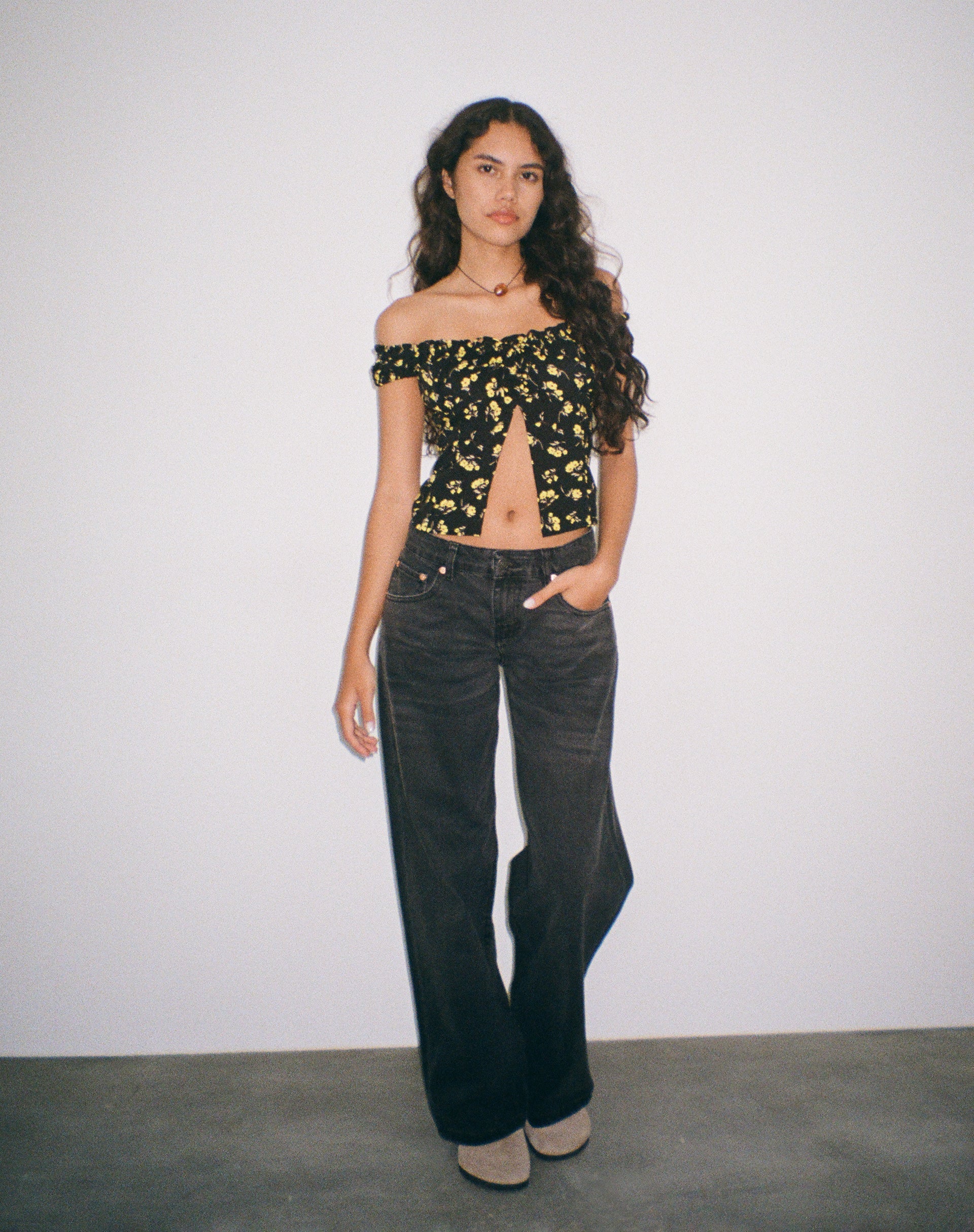 Immagine di Citra Bardot Frill Top in Buttercup Nero Giallo