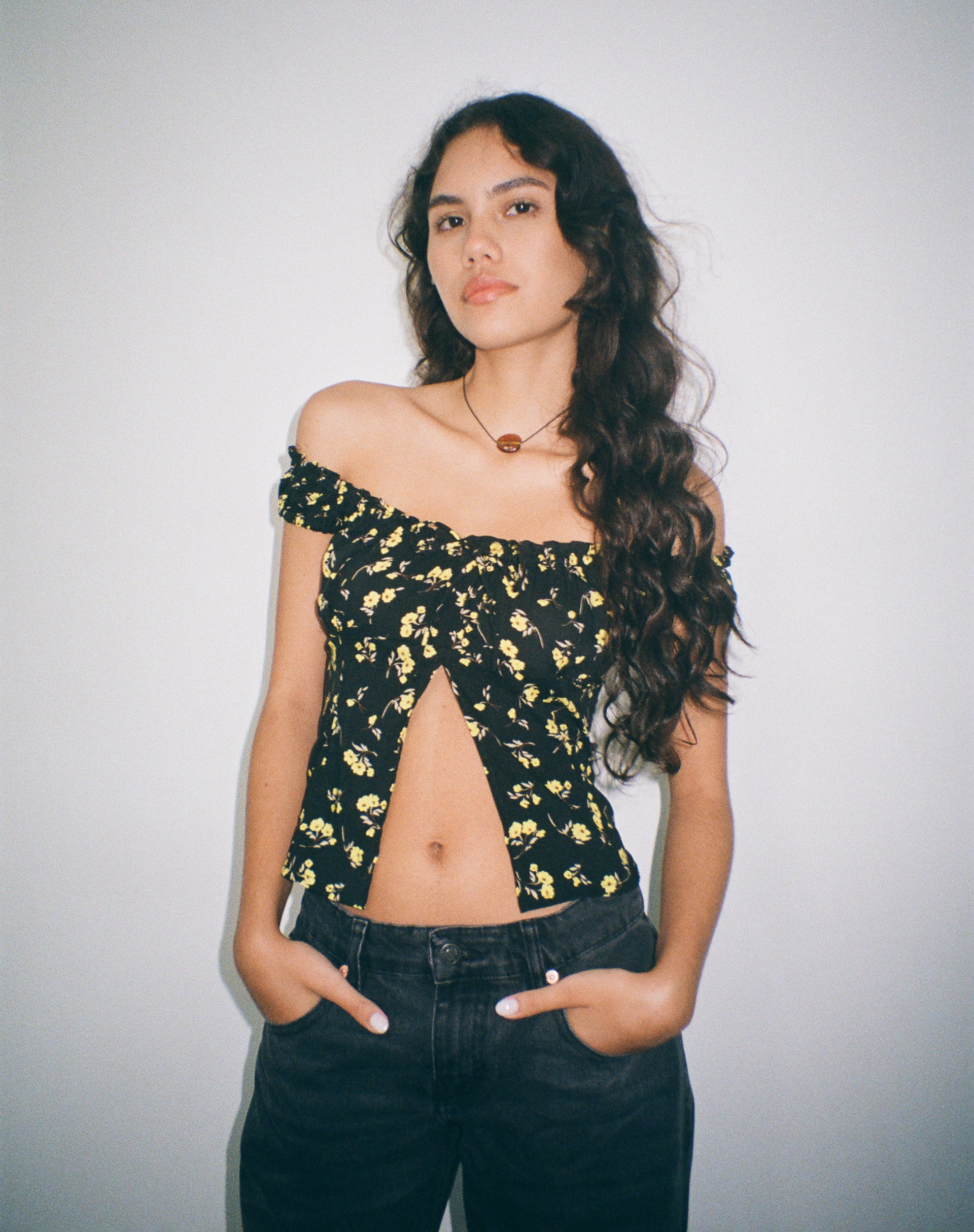 Immagine di Citra Bardot Frill Top in Buttercup Nero Giallo