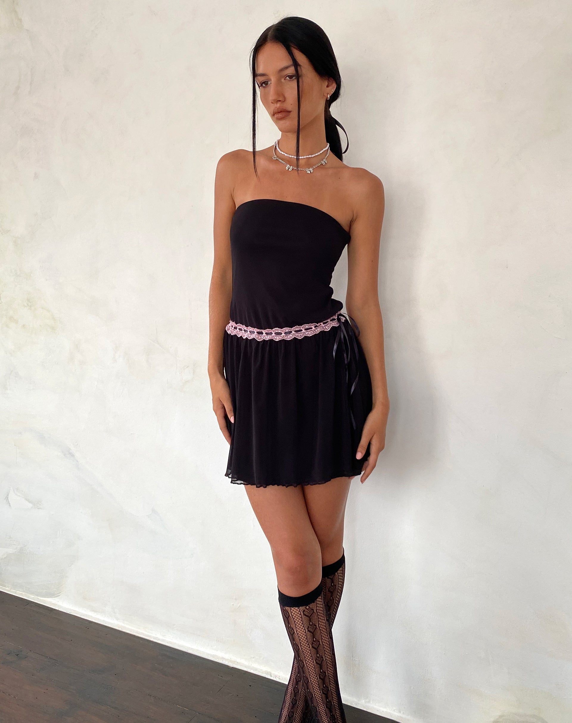 Immagine di Cleodora Mini abito a fascia in rete nero con fascia in vita rosa