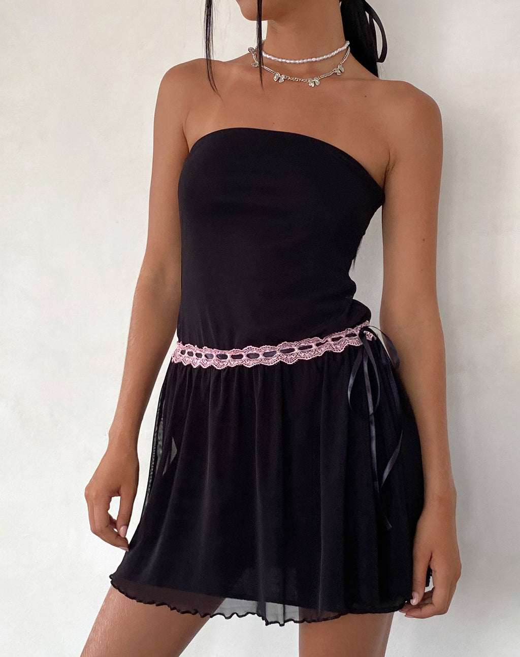 Mini abito a fascia in rete Cleodora in nero con cintura in vita rosa