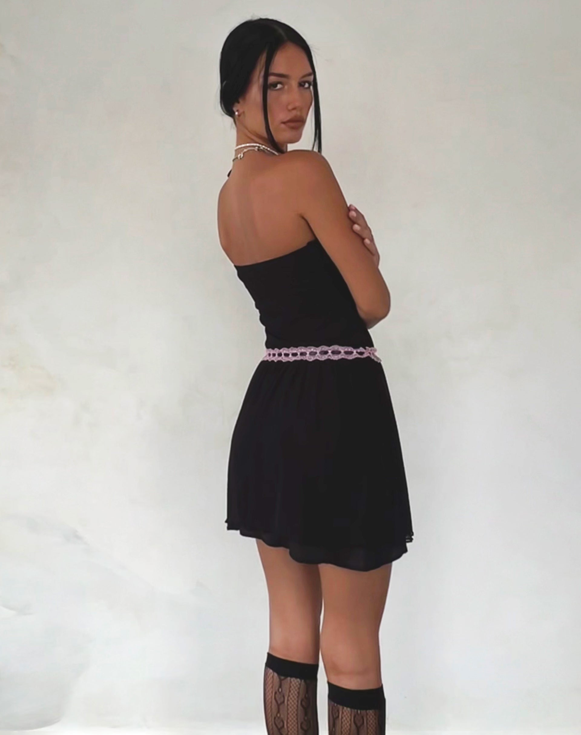 Immagine di Cleodora Mini abito a fascia in rete nero con fascia in vita rosa