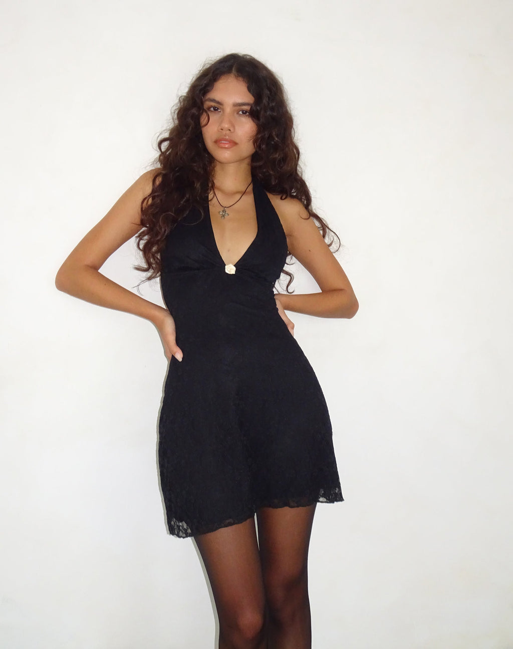 Codami Mini abito in pizzo nero con scollo a mezzaluna
