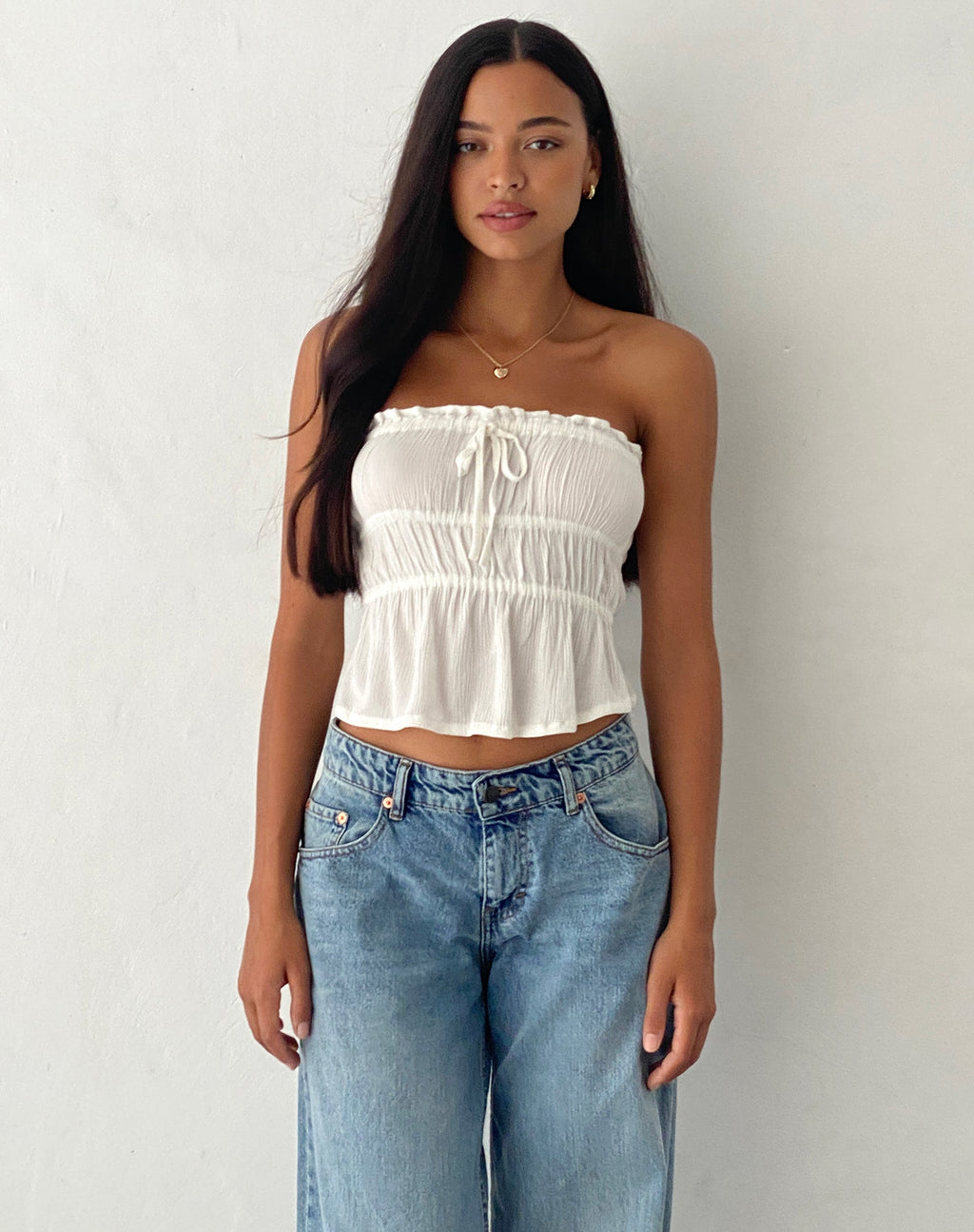 Top a fascia Cove in bianco sporco stropicciato