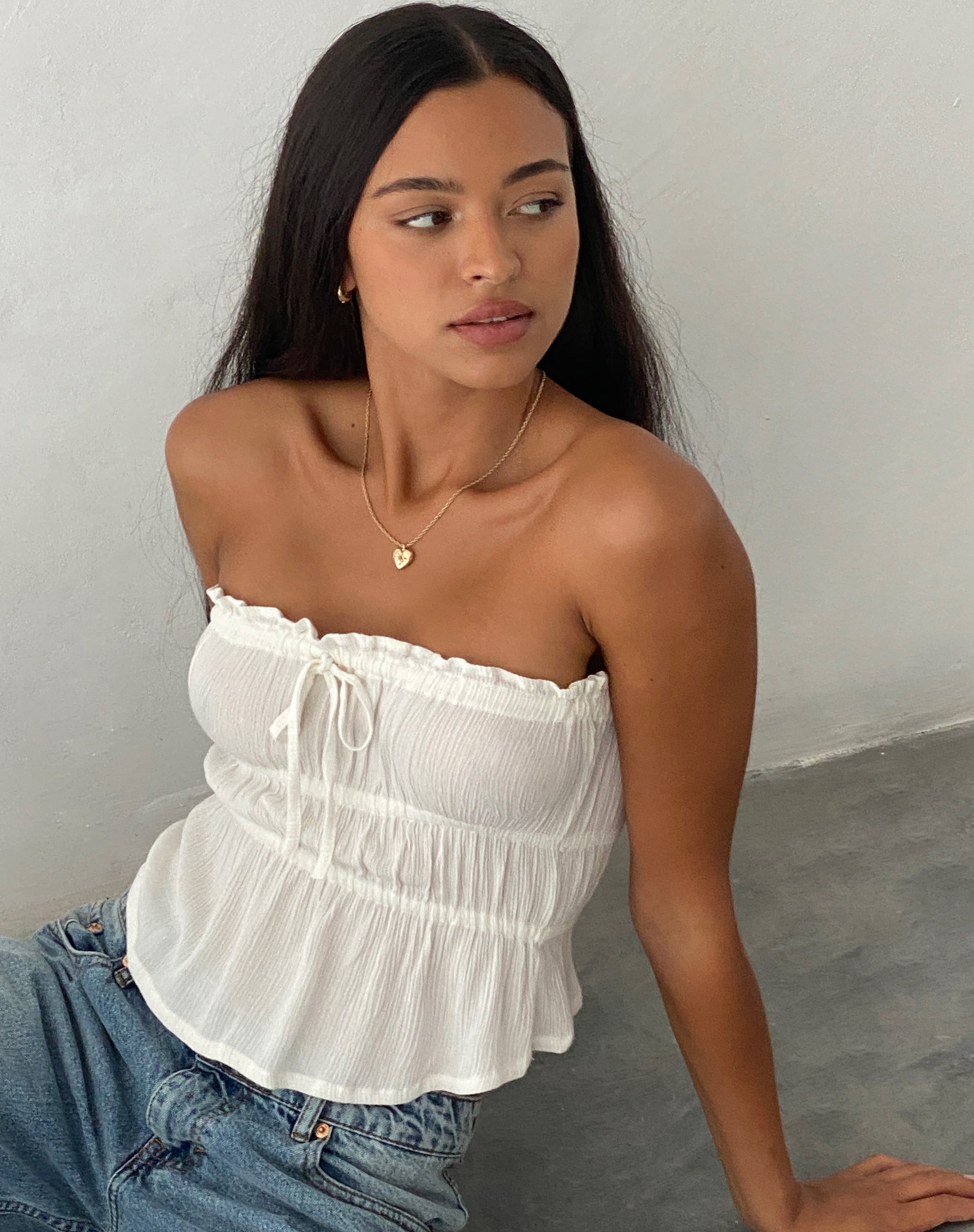 immagine di Cove Bandeau Top in bianco sporco e stropicciato