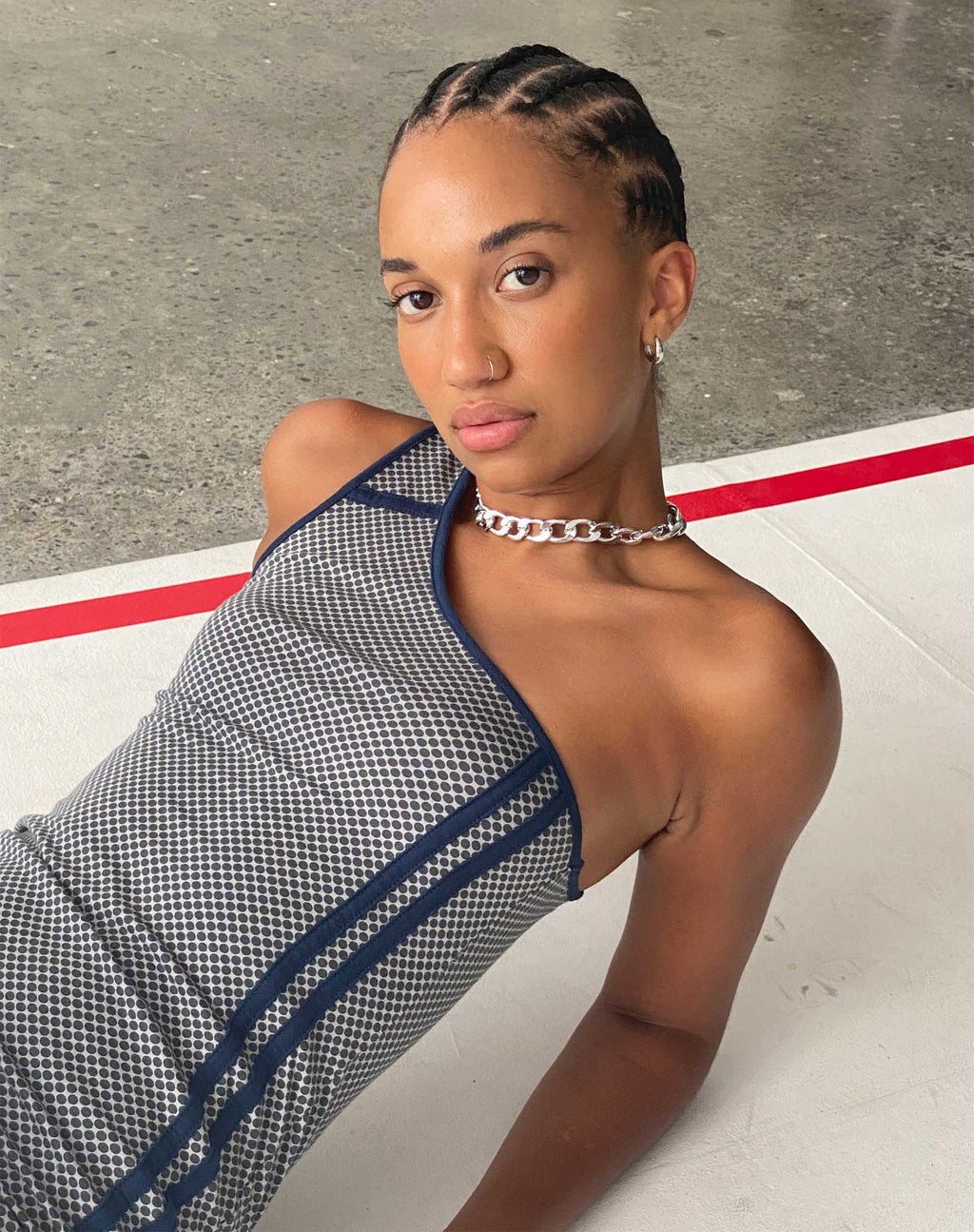 Cresida - Vestito midi monospalla in micropunto sportivo grigio navy