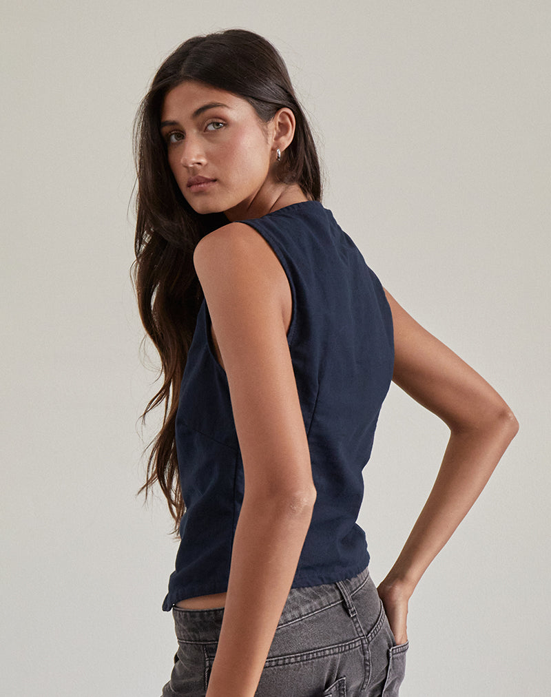 Immagine di Cyna Button Through Vest in Tapshoe con ricamo a rose