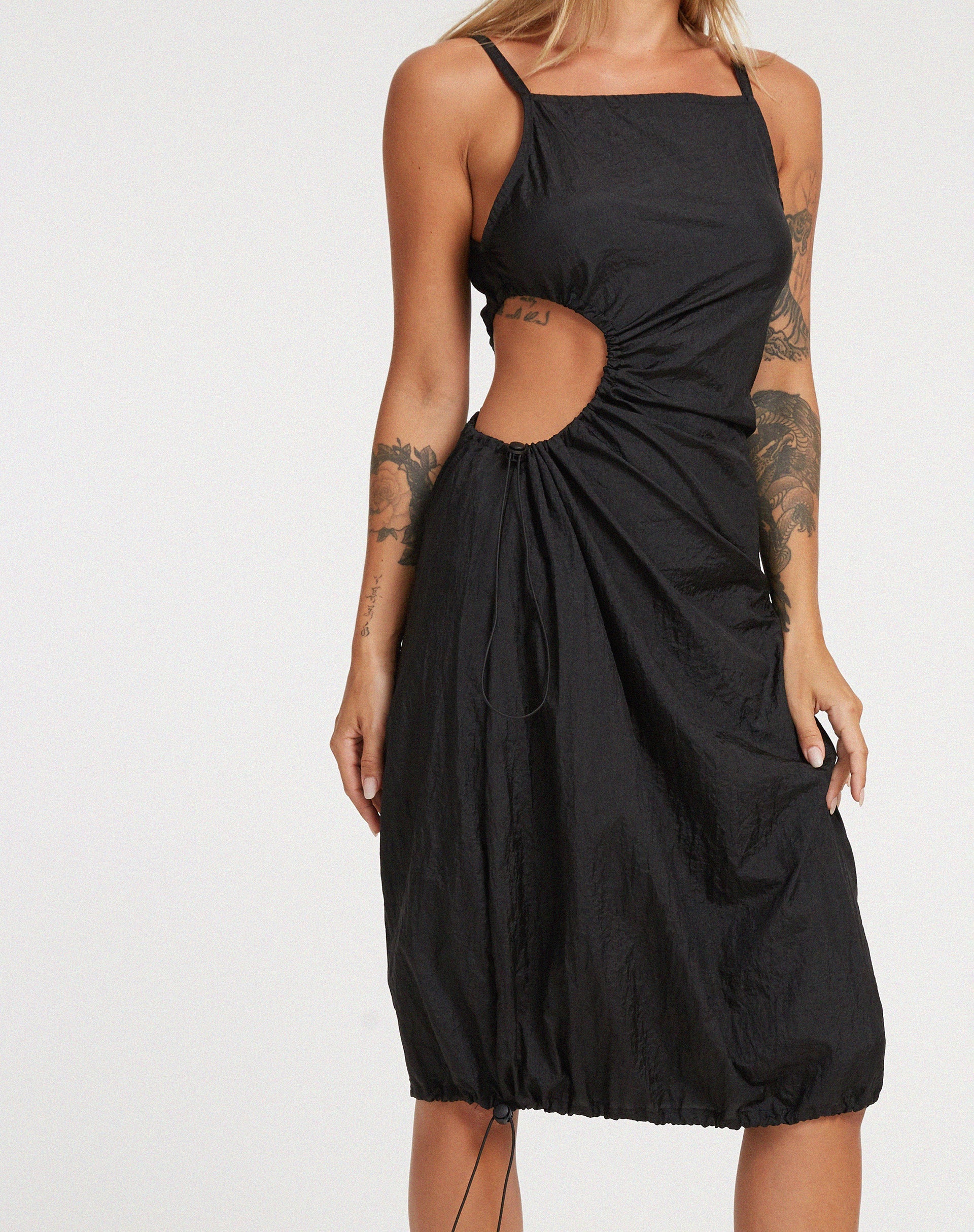 immagine di Daichi Midi Dress in nero paracadute