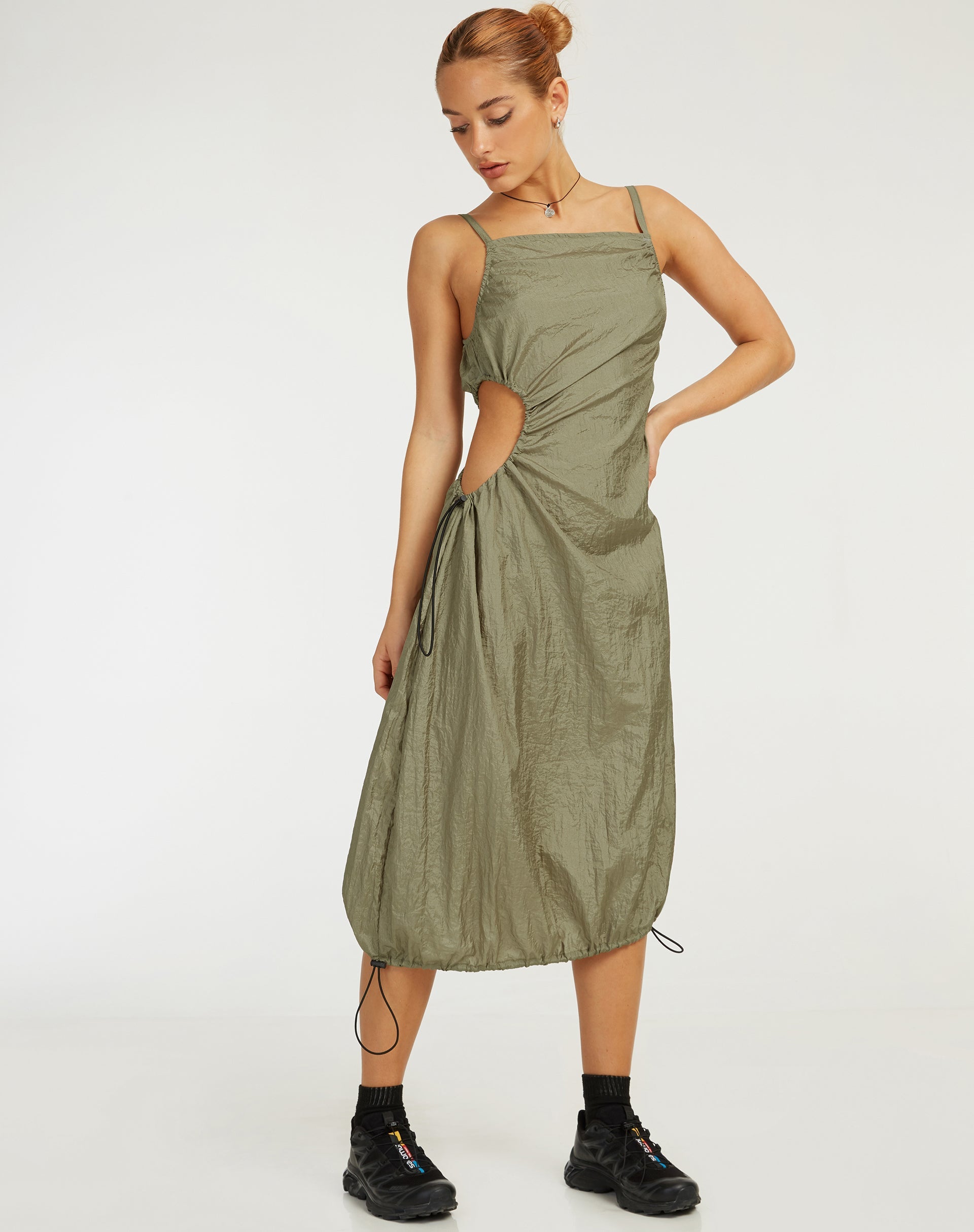 immagine di Daichi Cut Out Midi Dress in verde argento