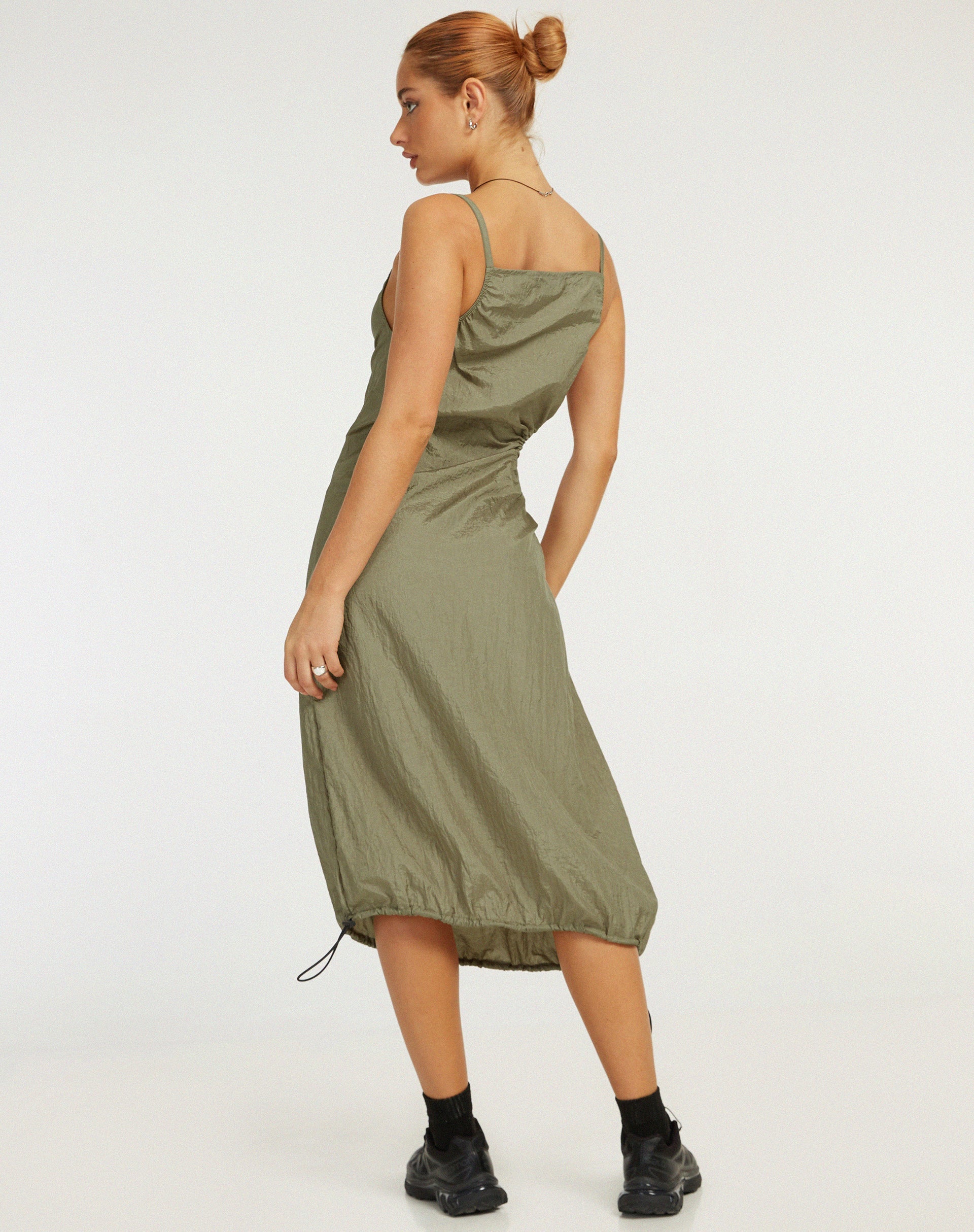 immagine di Daichi Cut Out Midi Dress in verde argento
