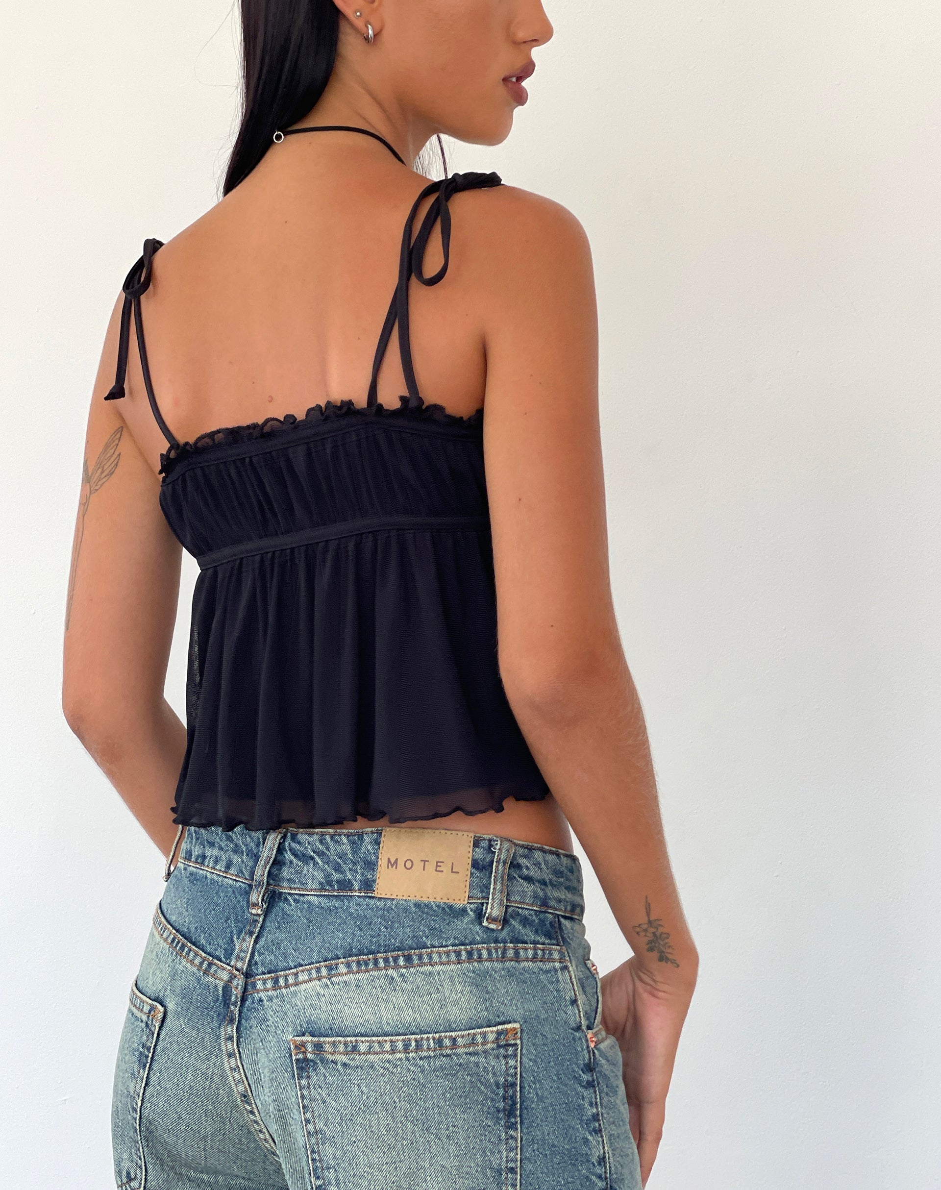 Immagine di Damaris Cami Top in nero con rilegatura in nero