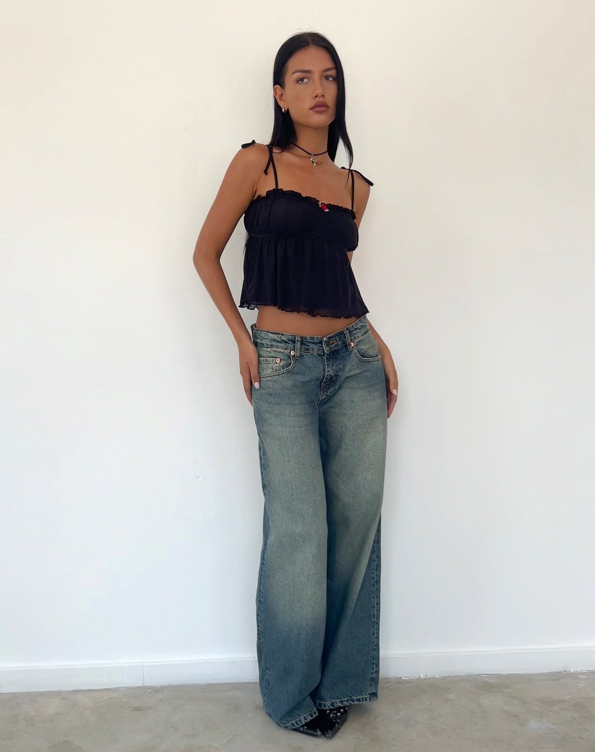Immagine di Damaris Cami Top in nero con rilegatura in nero