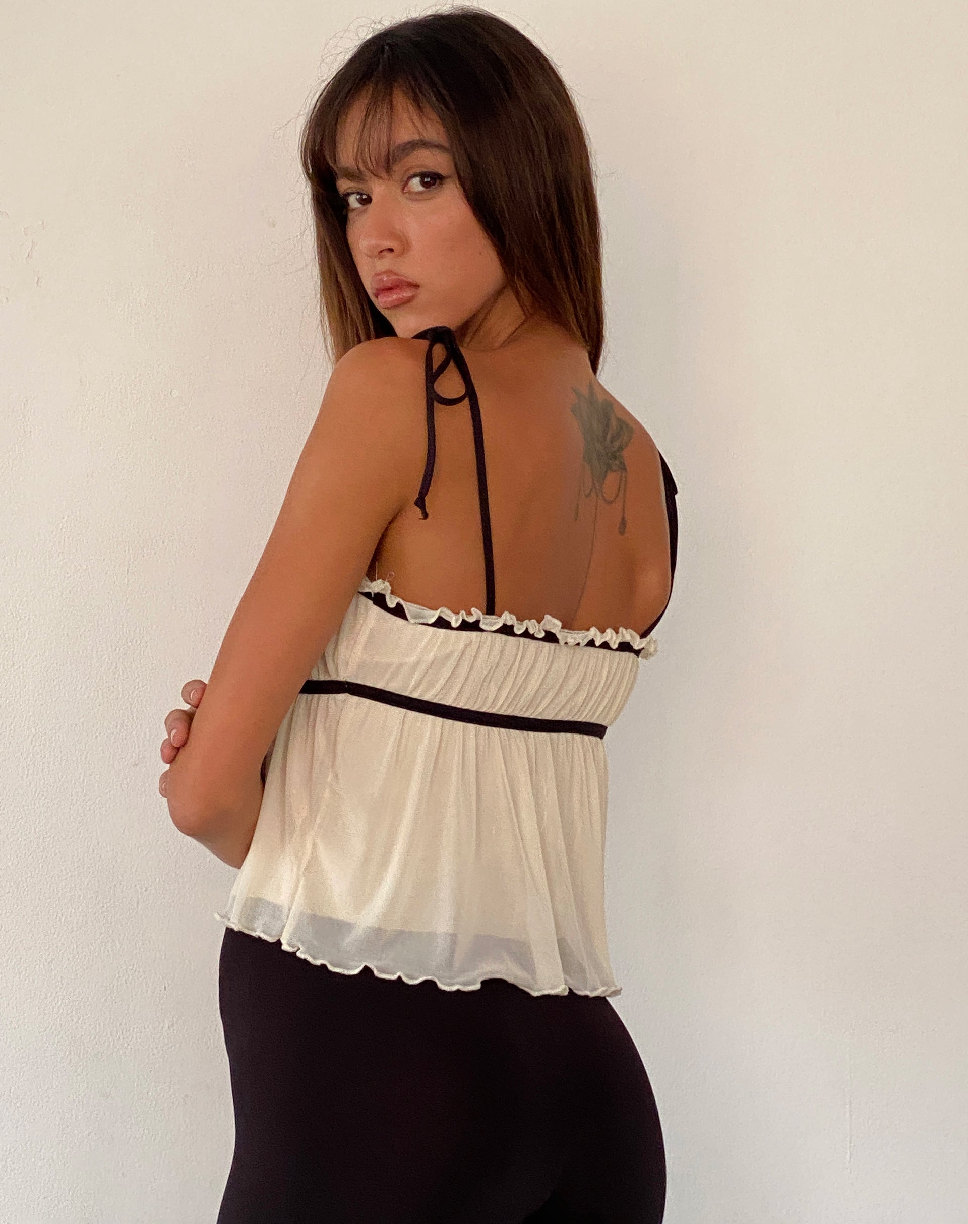 Immagine di Damaris Frill Cami Top in crema con fiocco centrale nero