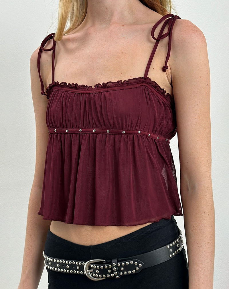 Immagine di Damaris Cami Top in vino con borchie