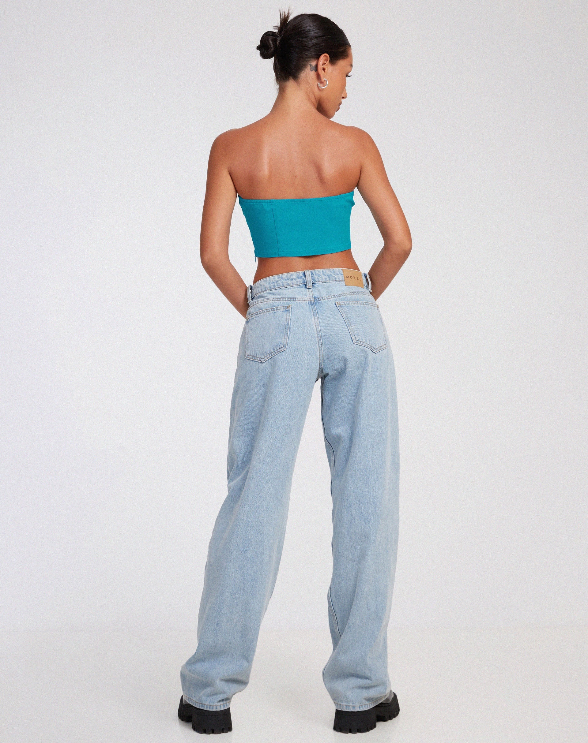 immagine di Danela Top a fascia in blu azzurro sartoriale