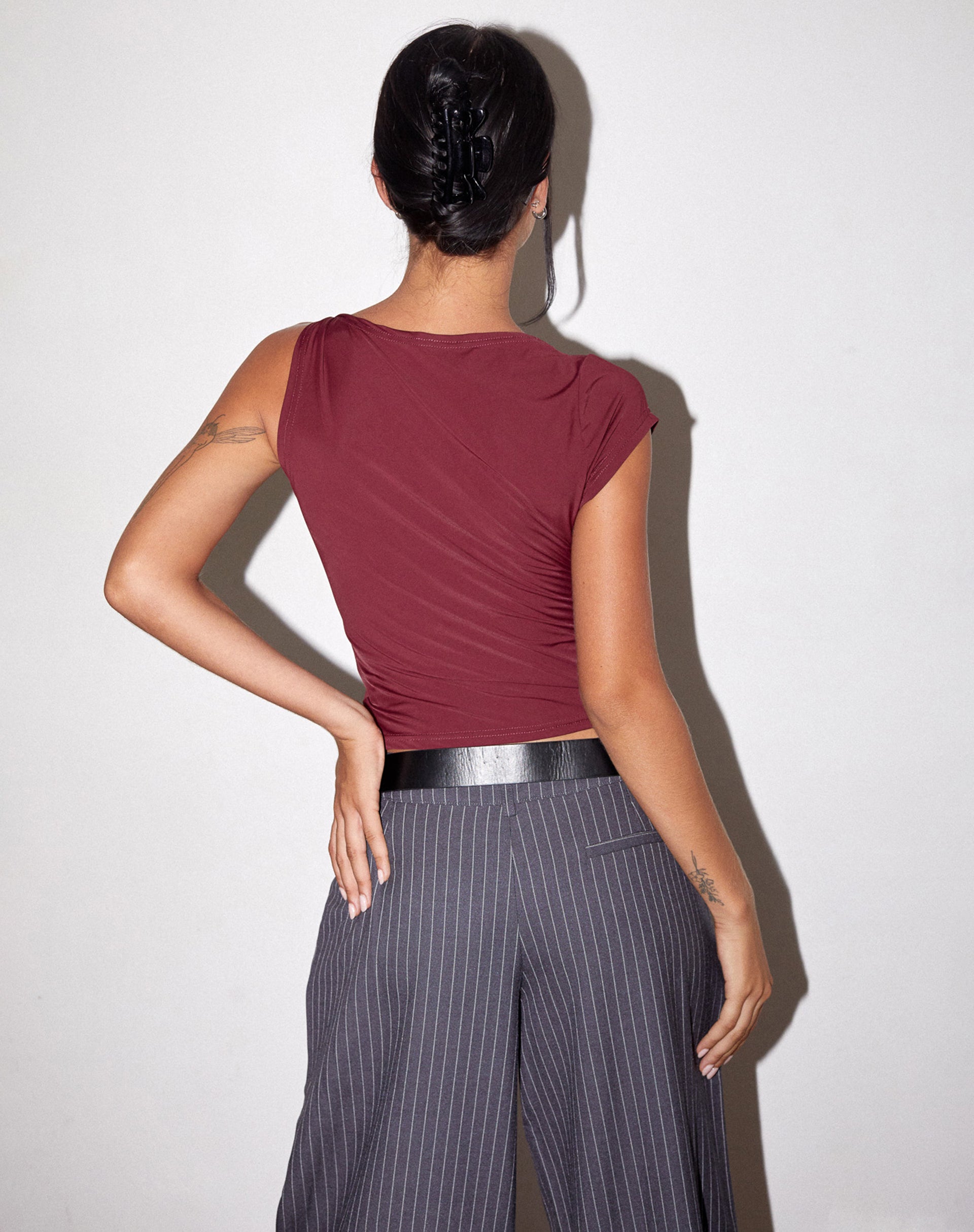 Immagine di Dannas Twist Shoulder Top in Borgogna