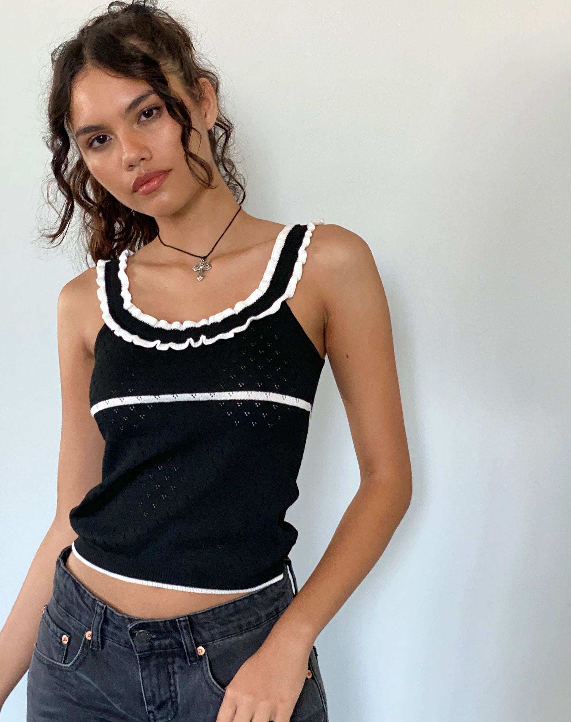 Immagine di Darcie Pointelle Top in nero con punteggiatura bianca