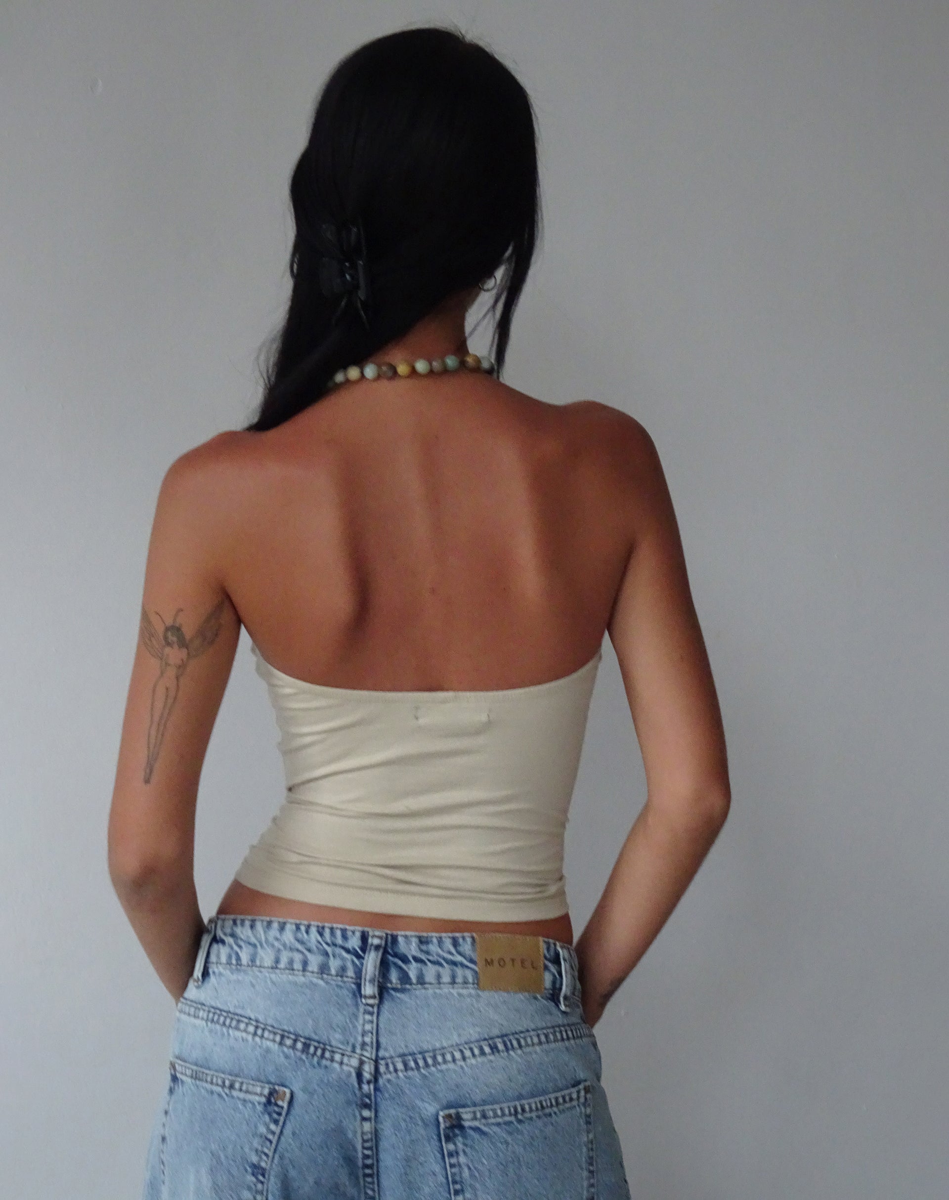 Immagine di MOTEL X JACQUIE Dayu Bandeau Crop Top in Latte di Cocco