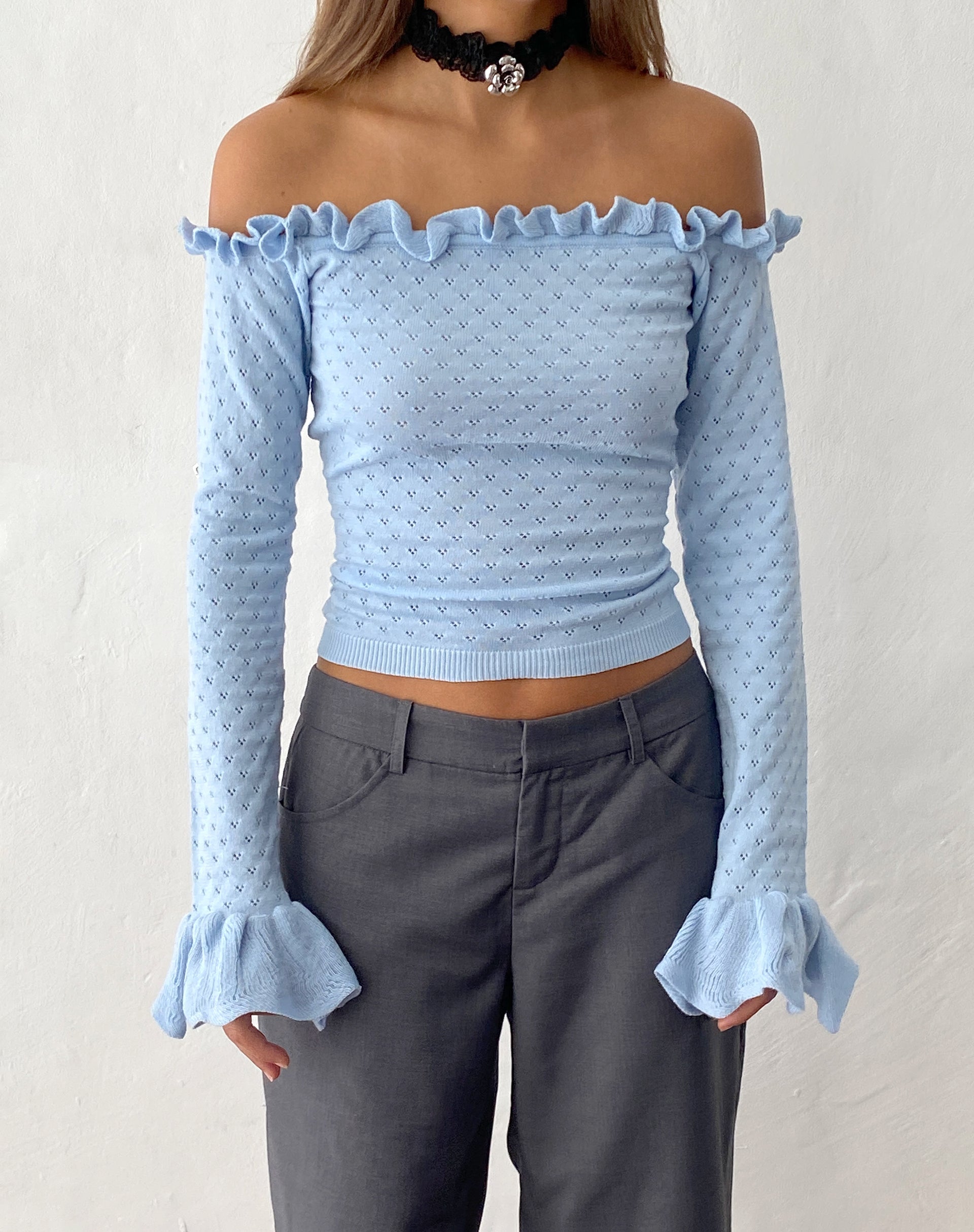 Immagine di Delaney Knitted Frill Bardot Top in blu baby
