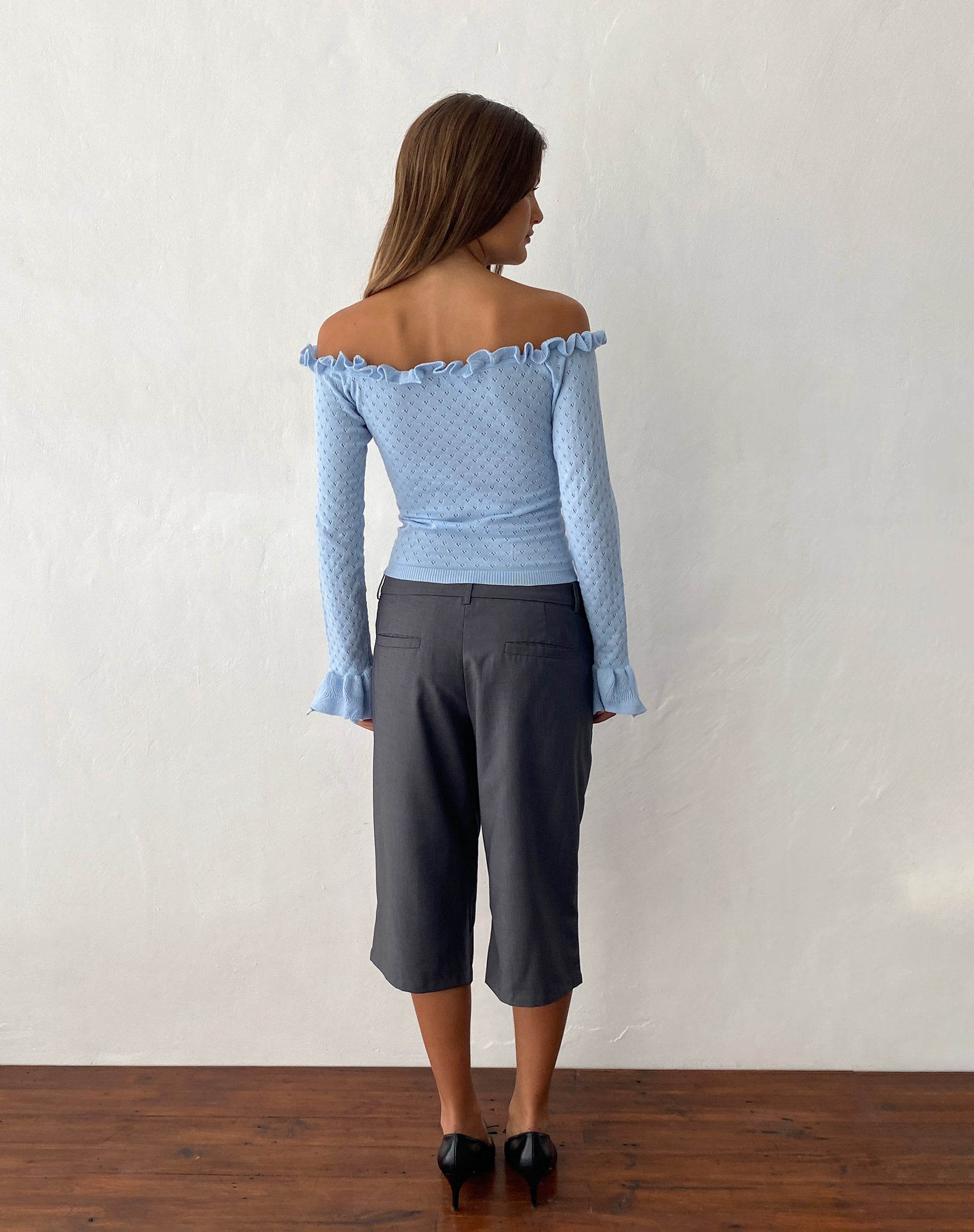 Immagine di Delaney Knitted Frill Bardot Top in blu baby