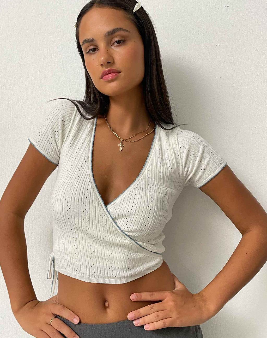 Top a portafoglio Delilah in maglia a pointelle bianca