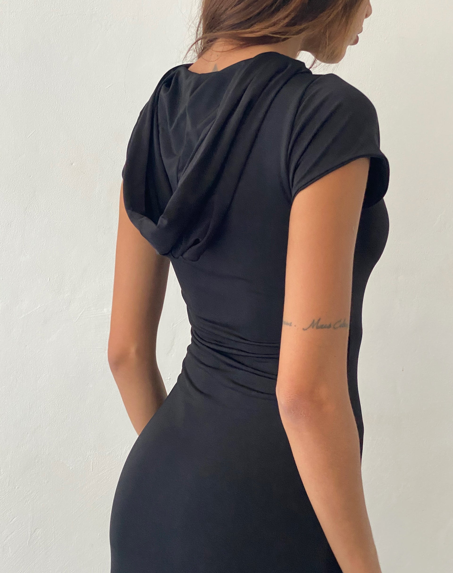 Immagine del maxi abito con cappuccio Dixie in nero lucido