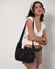 Immagine di Boa Sling Bag in nero con fibbia