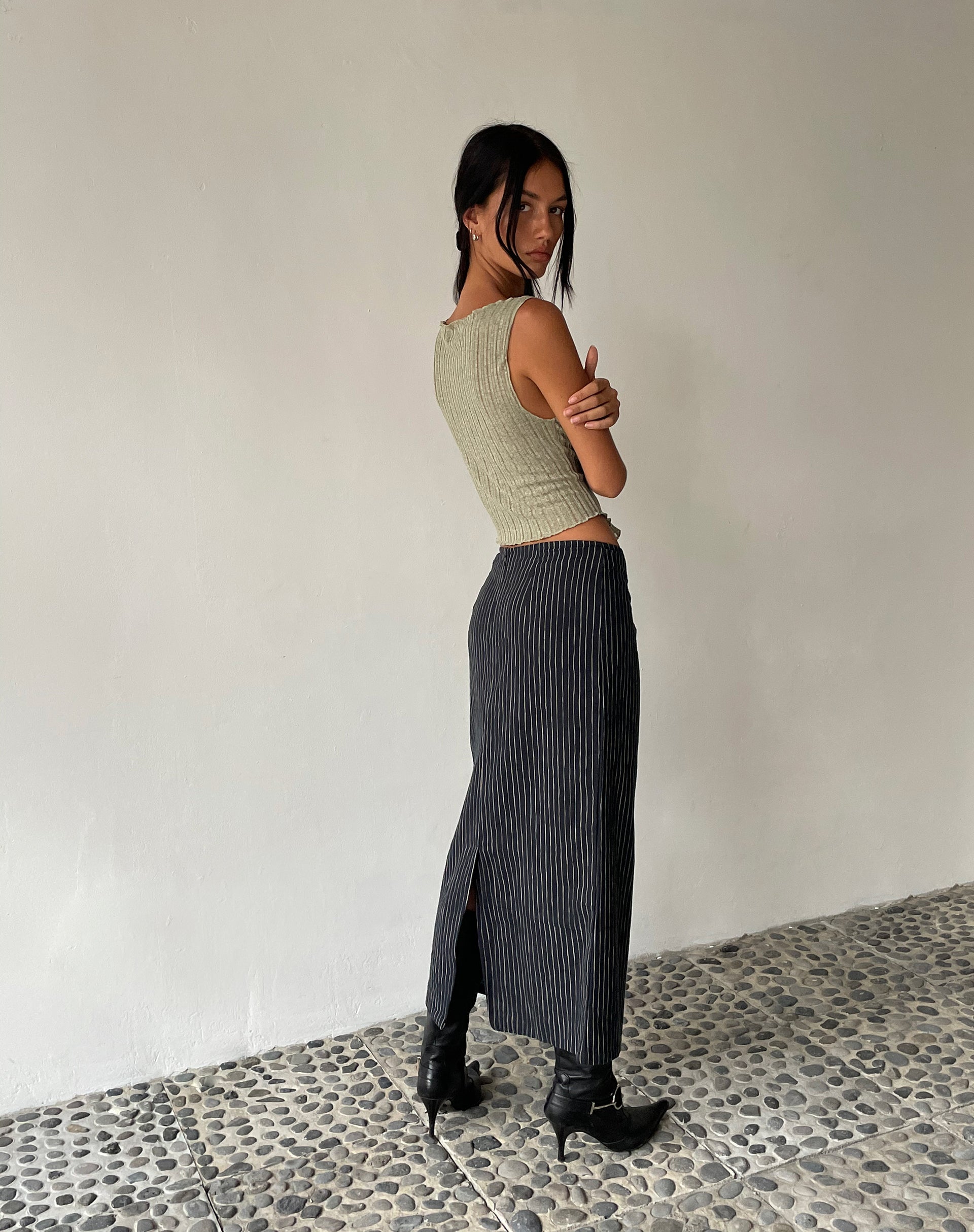 Immagine di MOTEL X JACQUIE Duende Midi Skirt in Sketchy Stripe Nero