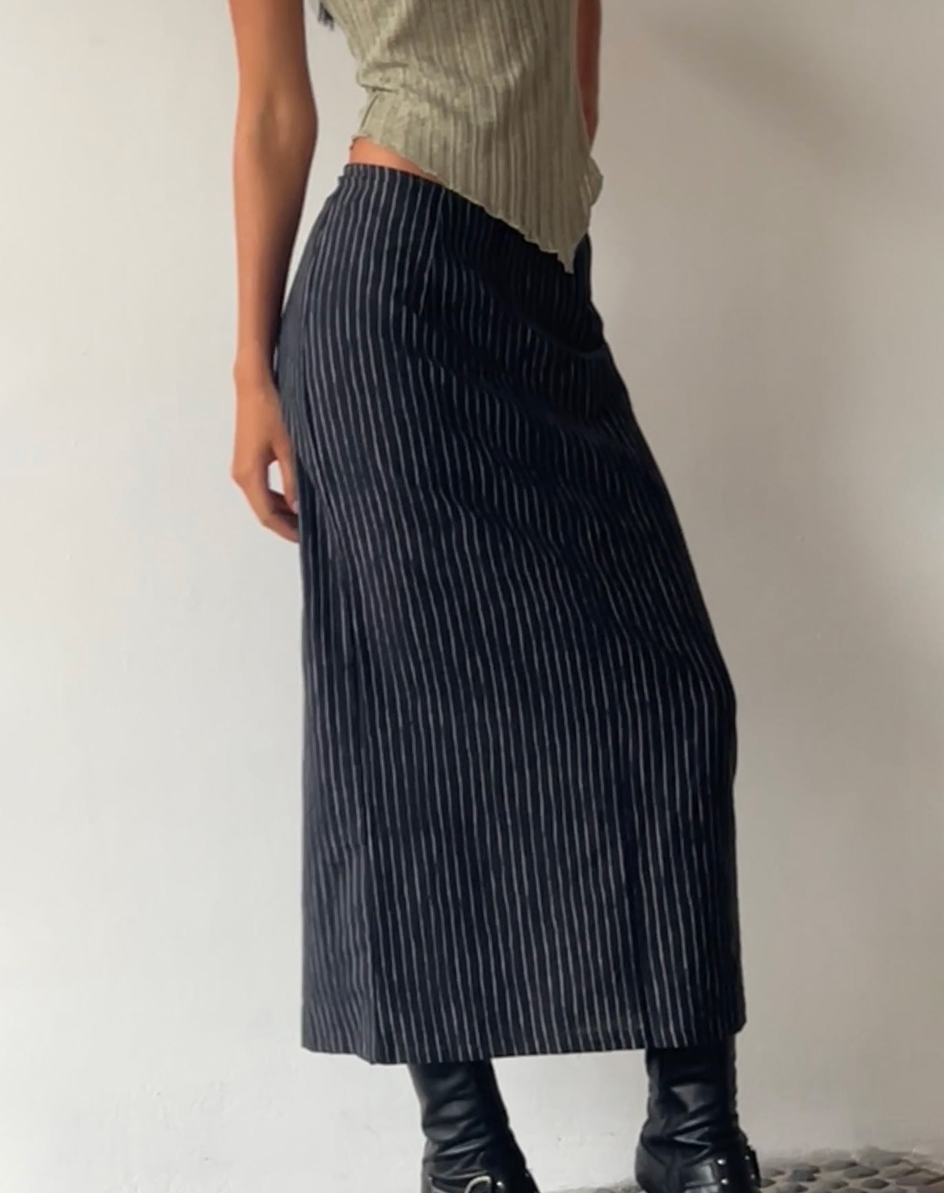 Immagine di MOTEL X JACQUIE Duende Midi Skirt in Sketchy Stripe Nero