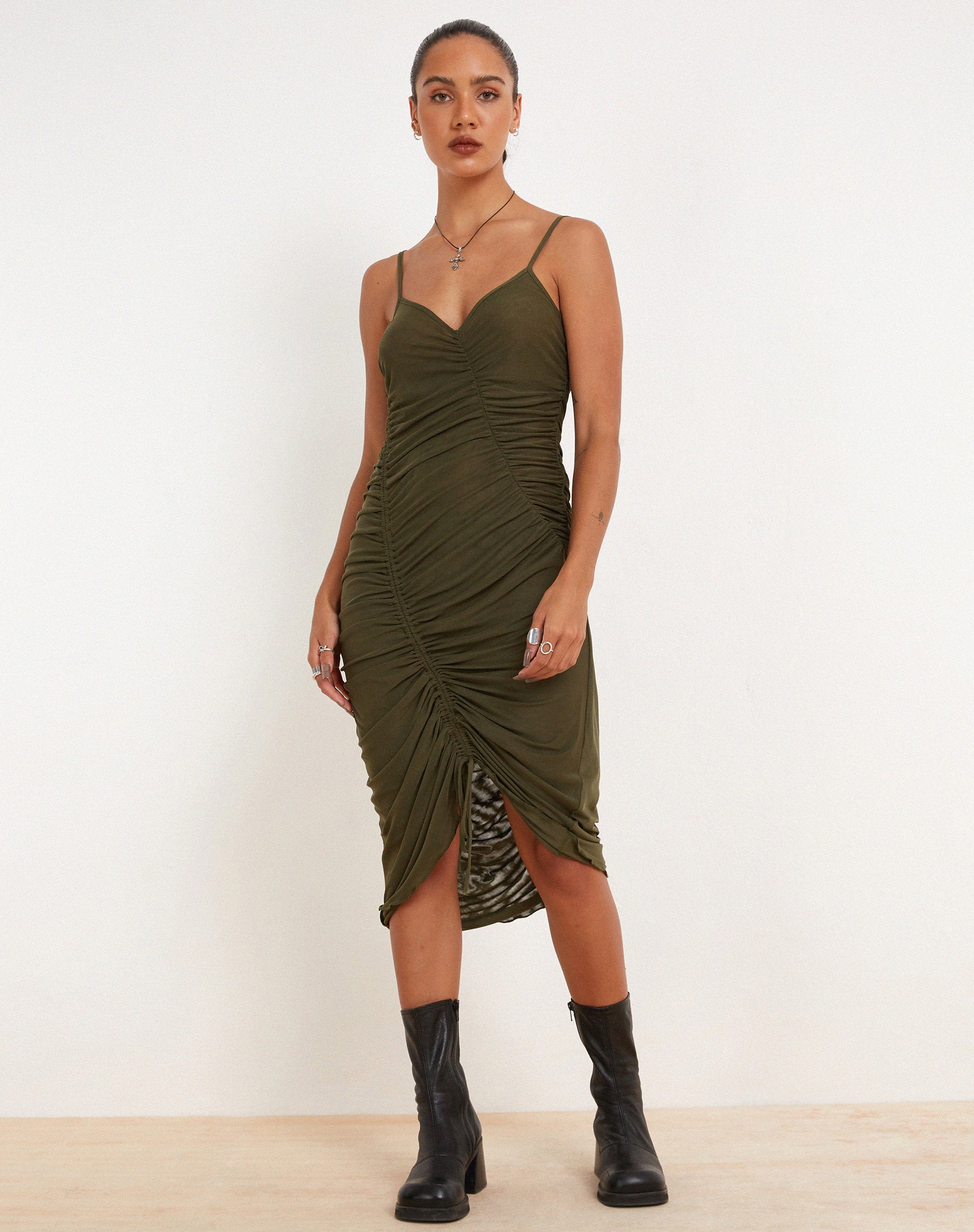 immagine di Dulcia Ruched Mesh Midi Dress in Green Leaf
