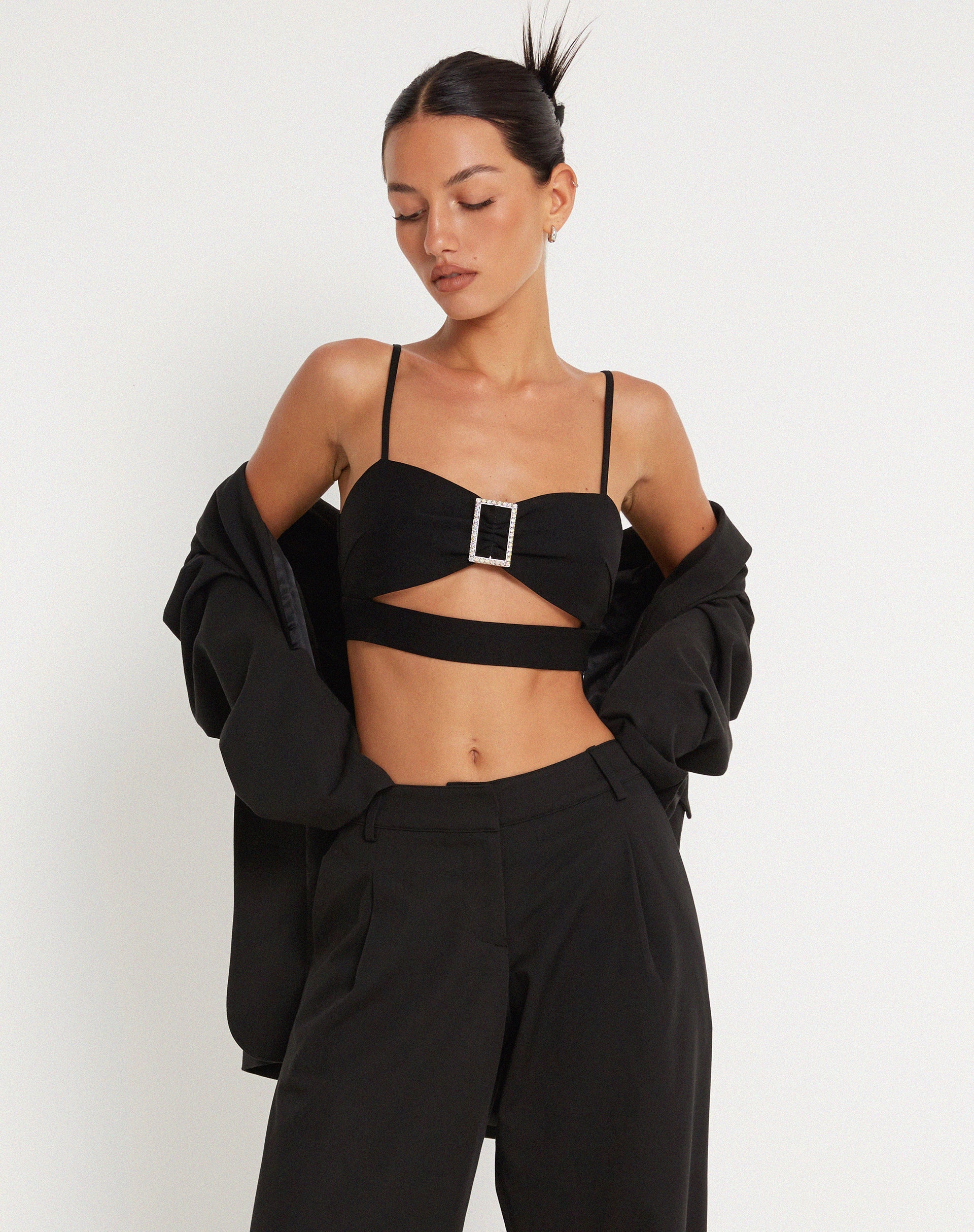 Immagine di Elenia Crop Top con dettaglio fibbie in nero