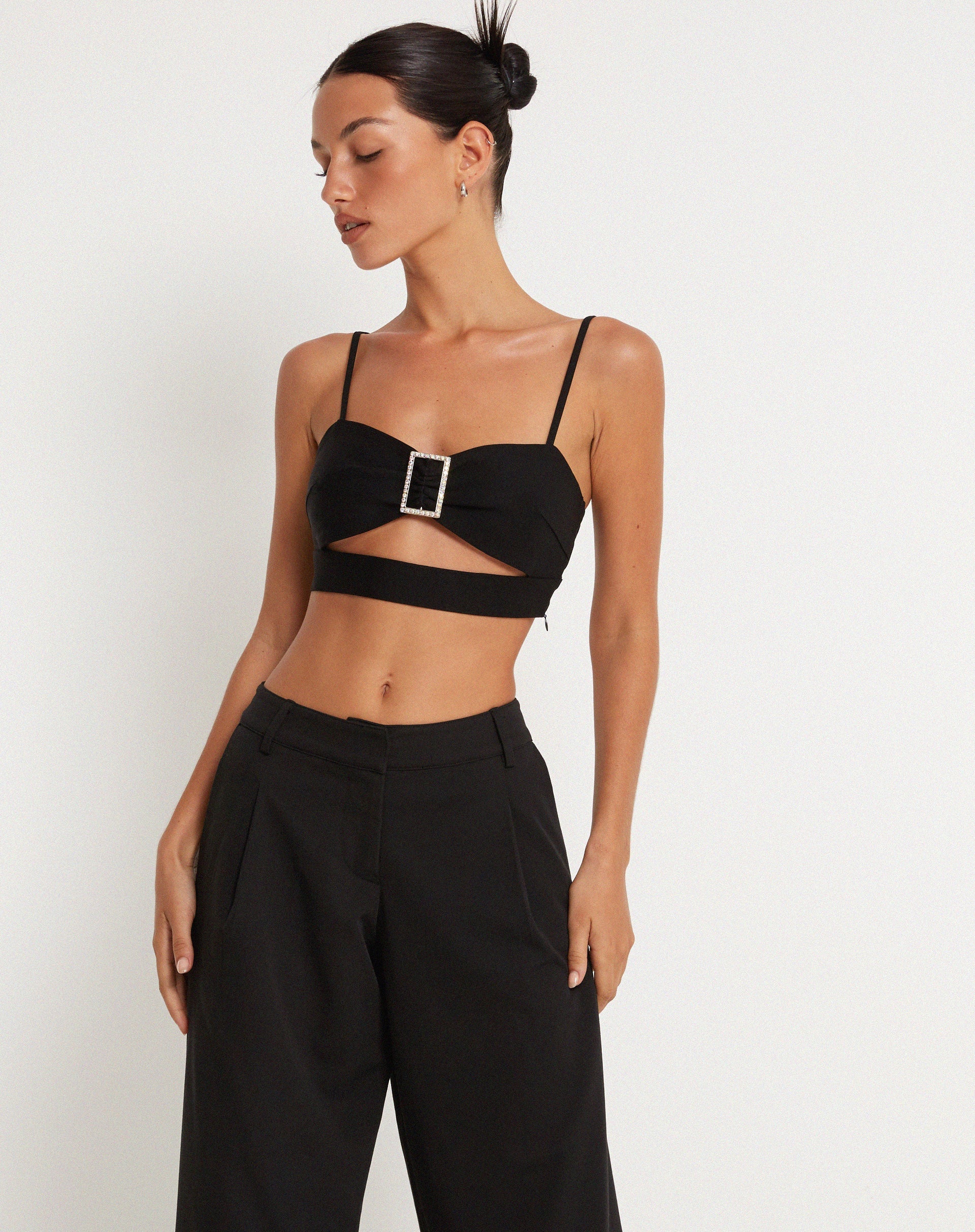Immagine di Elenia Crop Top con dettaglio fibbie in nero