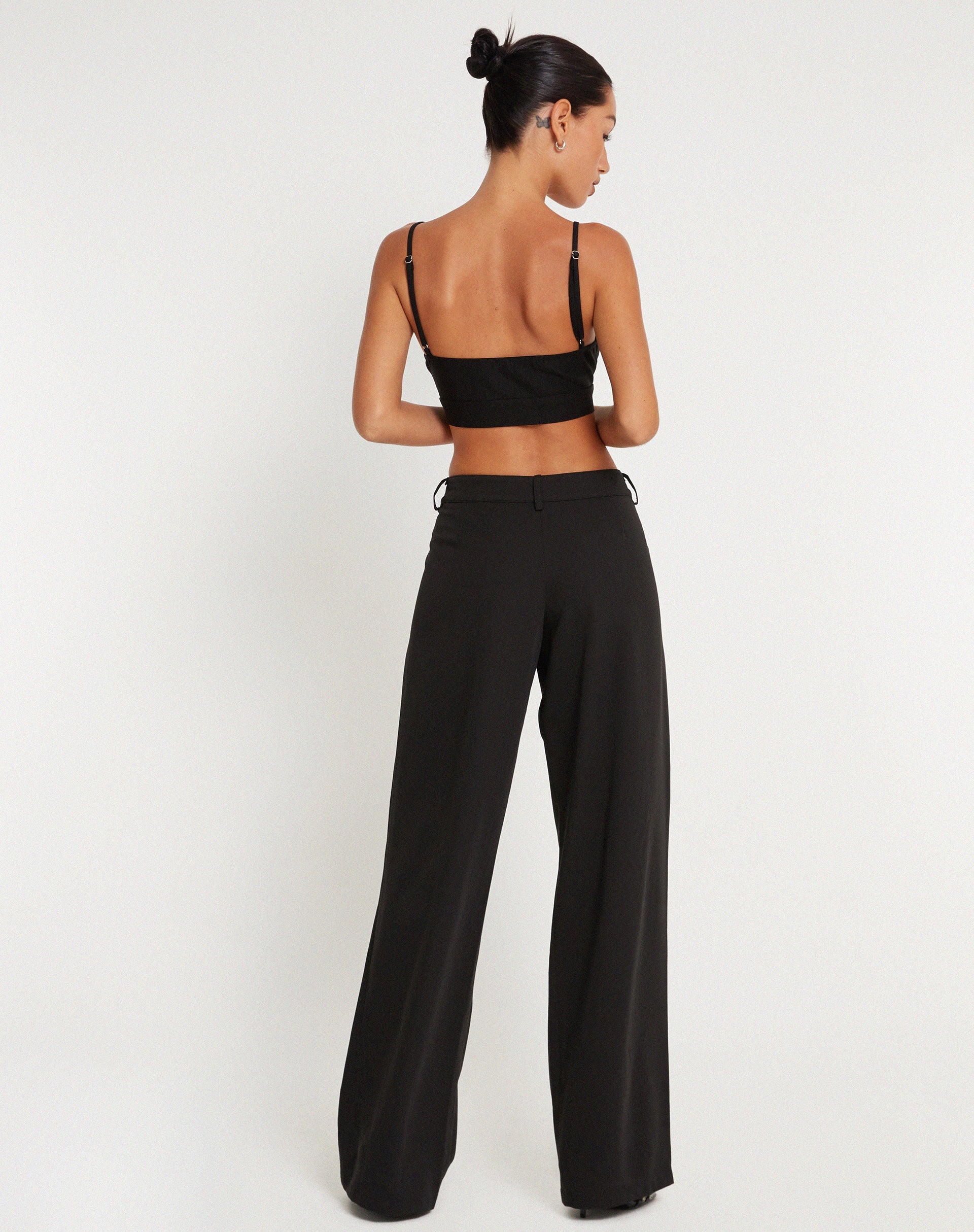 Immagine di Elenia Crop Top con dettaglio fibbie in nero