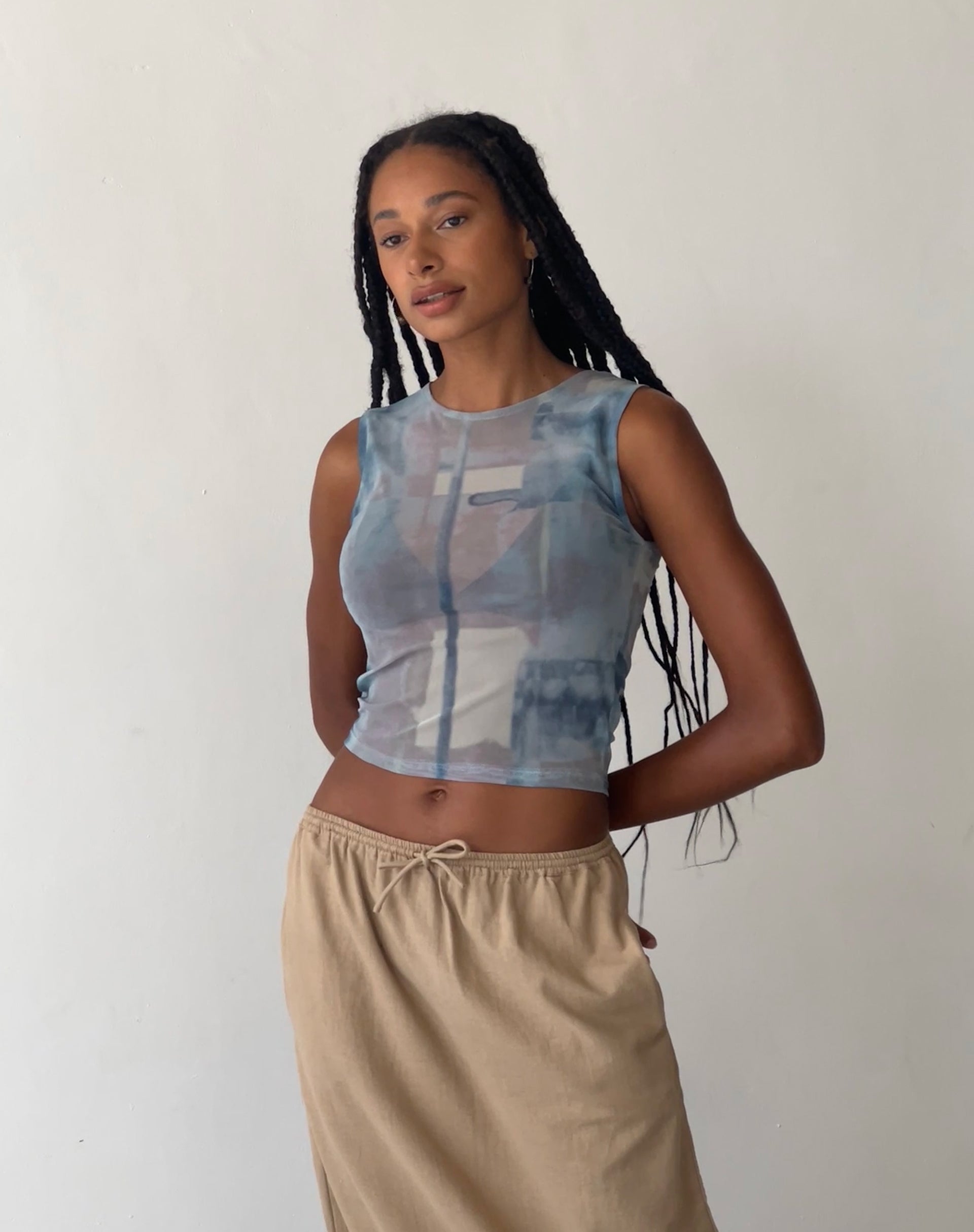 Immagine di MOTEL X JACQUIE Elisha Top in maglia astratta pennello blu