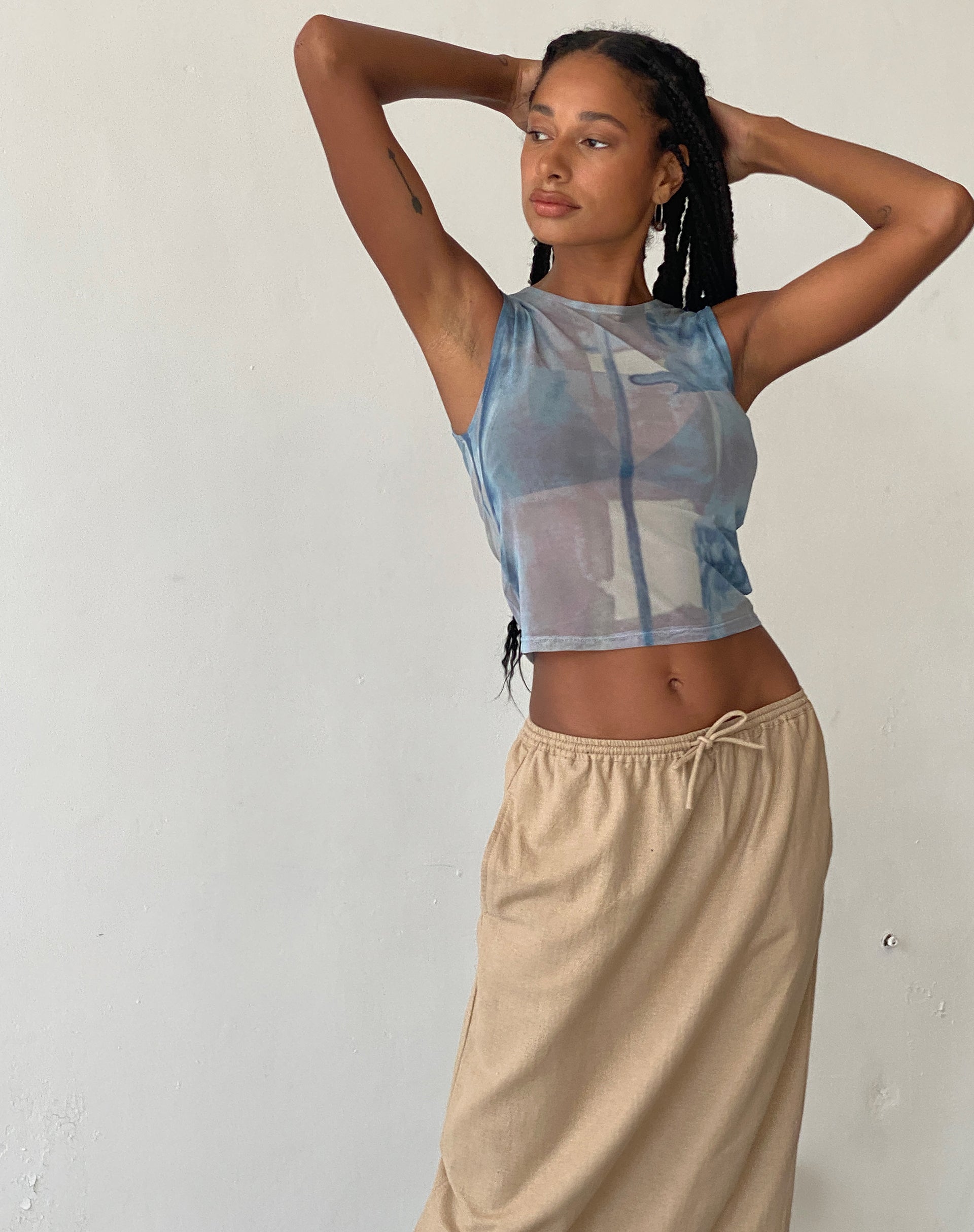 Immagine di MOTEL X JACQUIE Elisha Top in maglia astratta pennello blu
