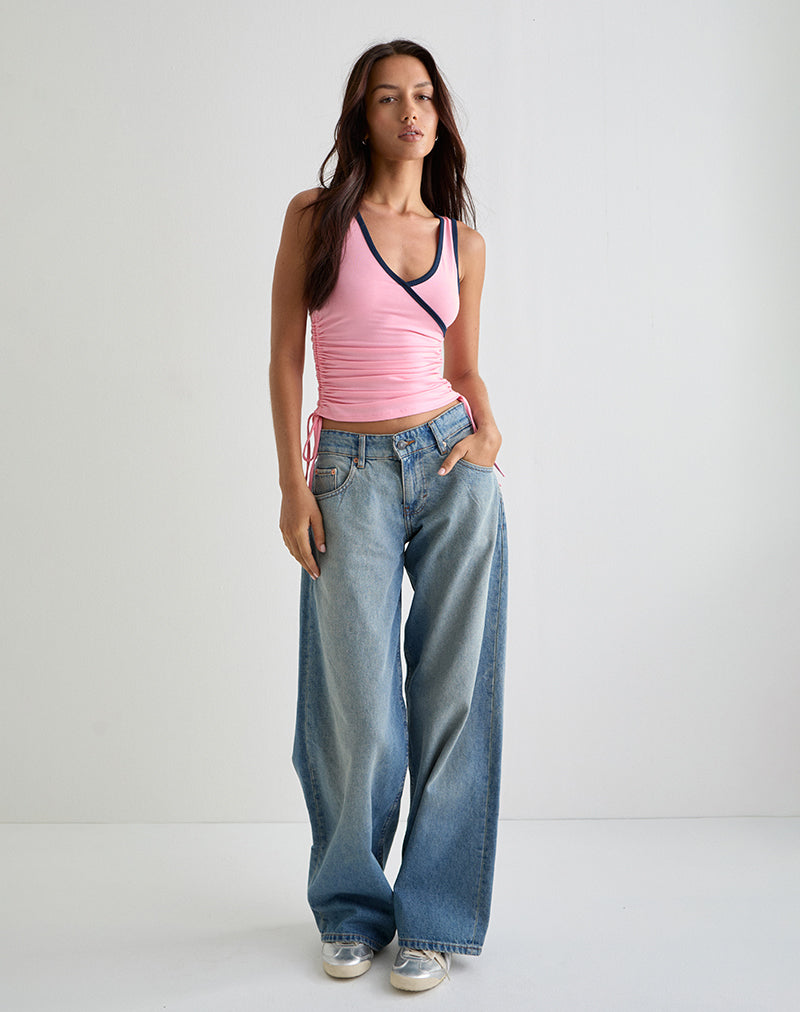 Immagine di Laird Wrap Top in rosa balletto con rilegatura in blu