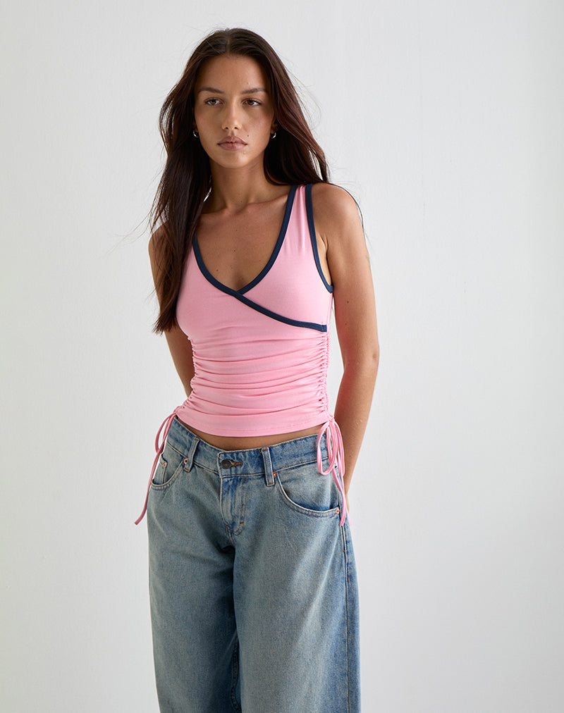 Immagine di Laird Wrap Top in rosa balletto con rilegatura in blu