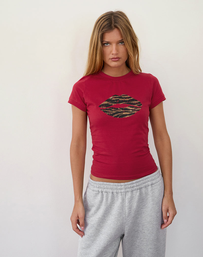 Immagine di Sutin Tee in rosso adrenalinico con stampa leopardo a labbra