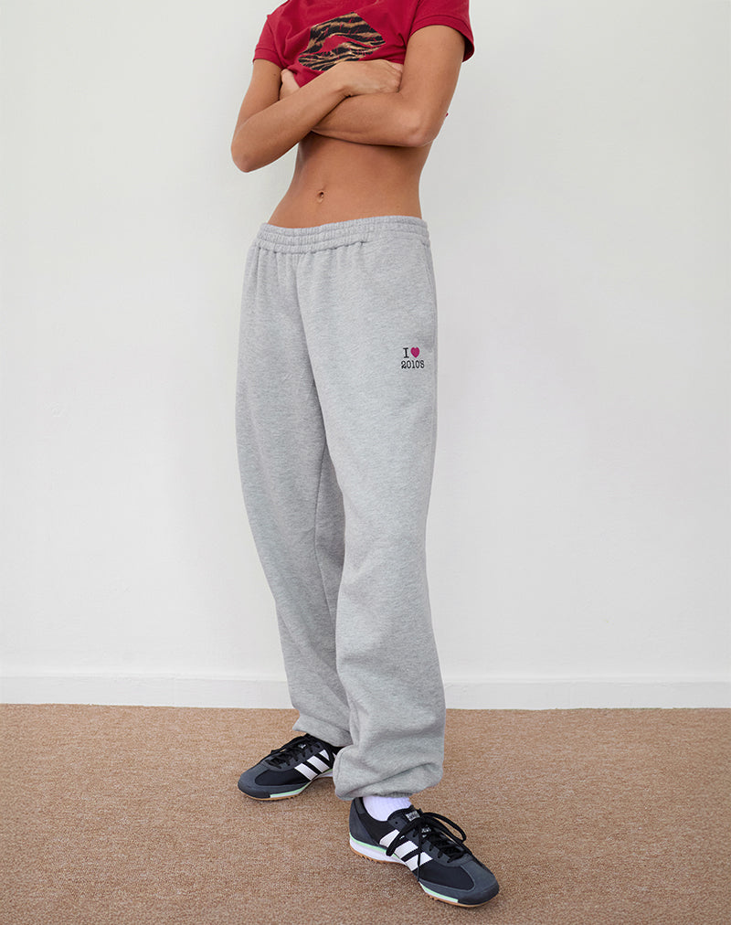 Joggers oversize Emiko in marna grigia con stampa I Love 2010